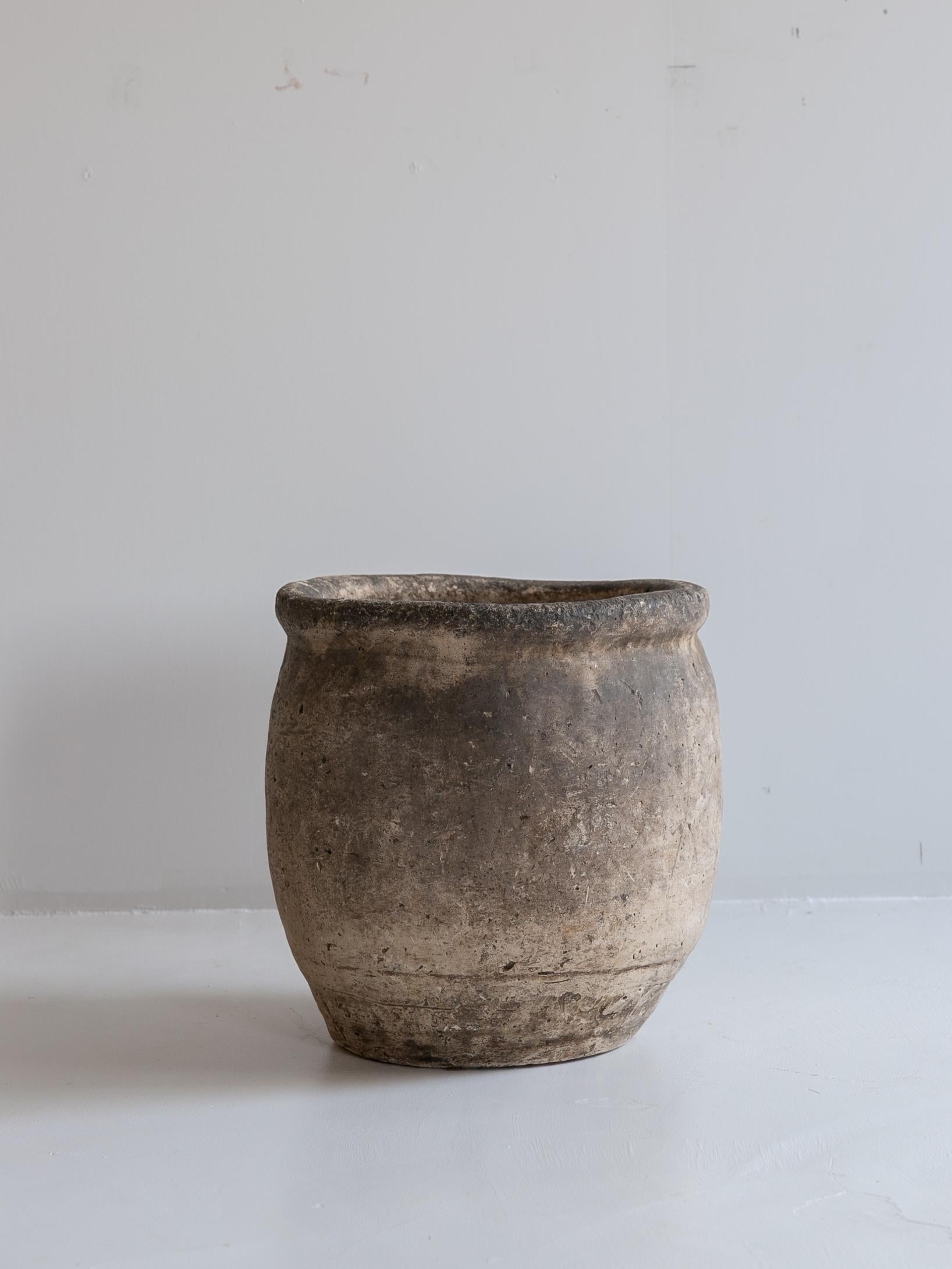 Il s'agit d'une très ancienne jarre en poterie japonaise.
Il date de la période Meiji (années 1800-1860).

On pense qu'il était utilisé pour éteindre les feux de charbon de bois.

L'assombrissement est dû à la suie du foyer.
Très belle.

La culture