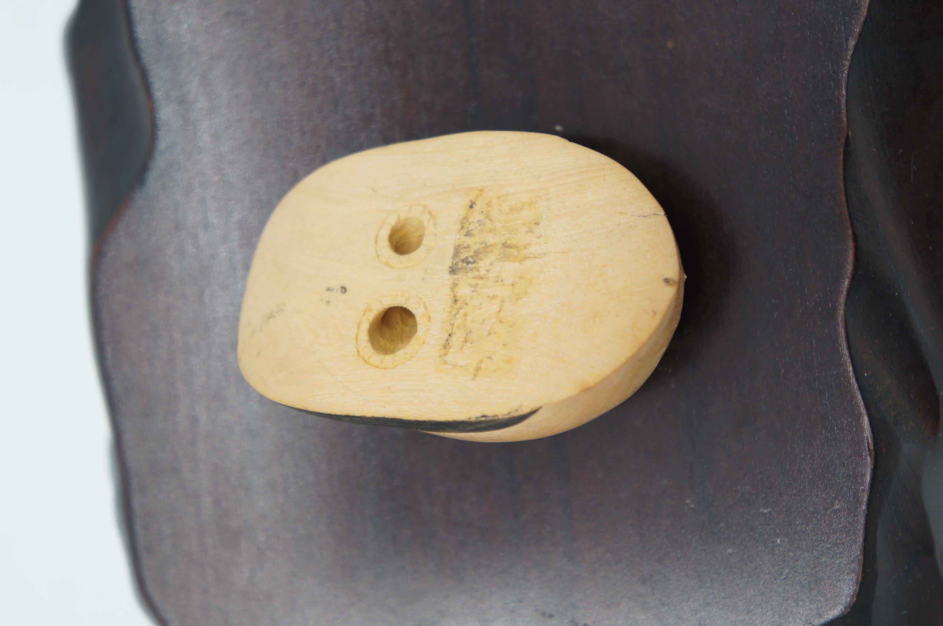 Japanische antike 2 japanische Netsuke-Charm-Okinamen und Onnamen aus Holz (Showa) im Angebot