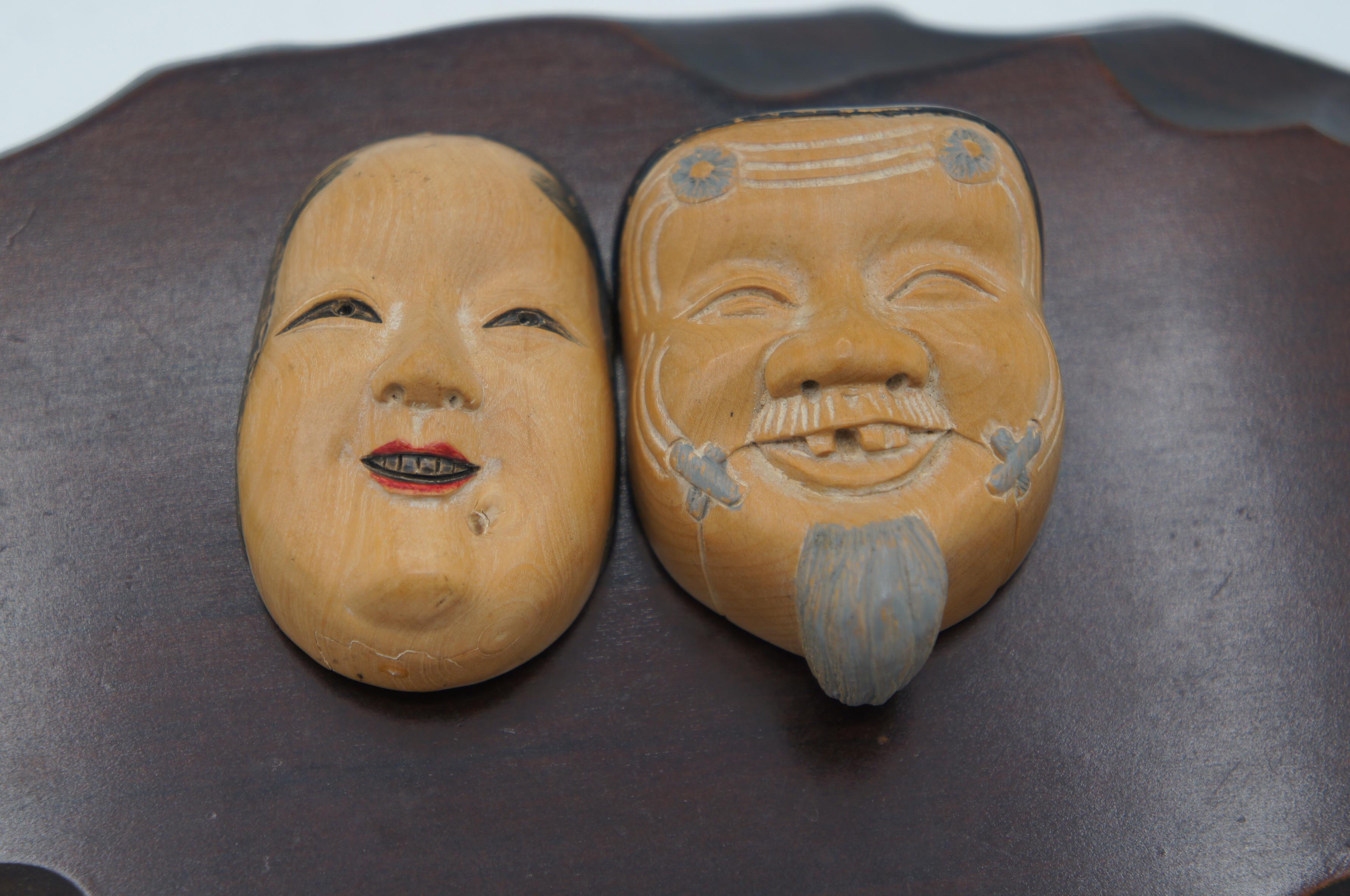 Japanische antike 2 japanische Netsuke-Charm-Okinamen und Onnamen aus Holz (20. Jahrhundert) im Angebot
