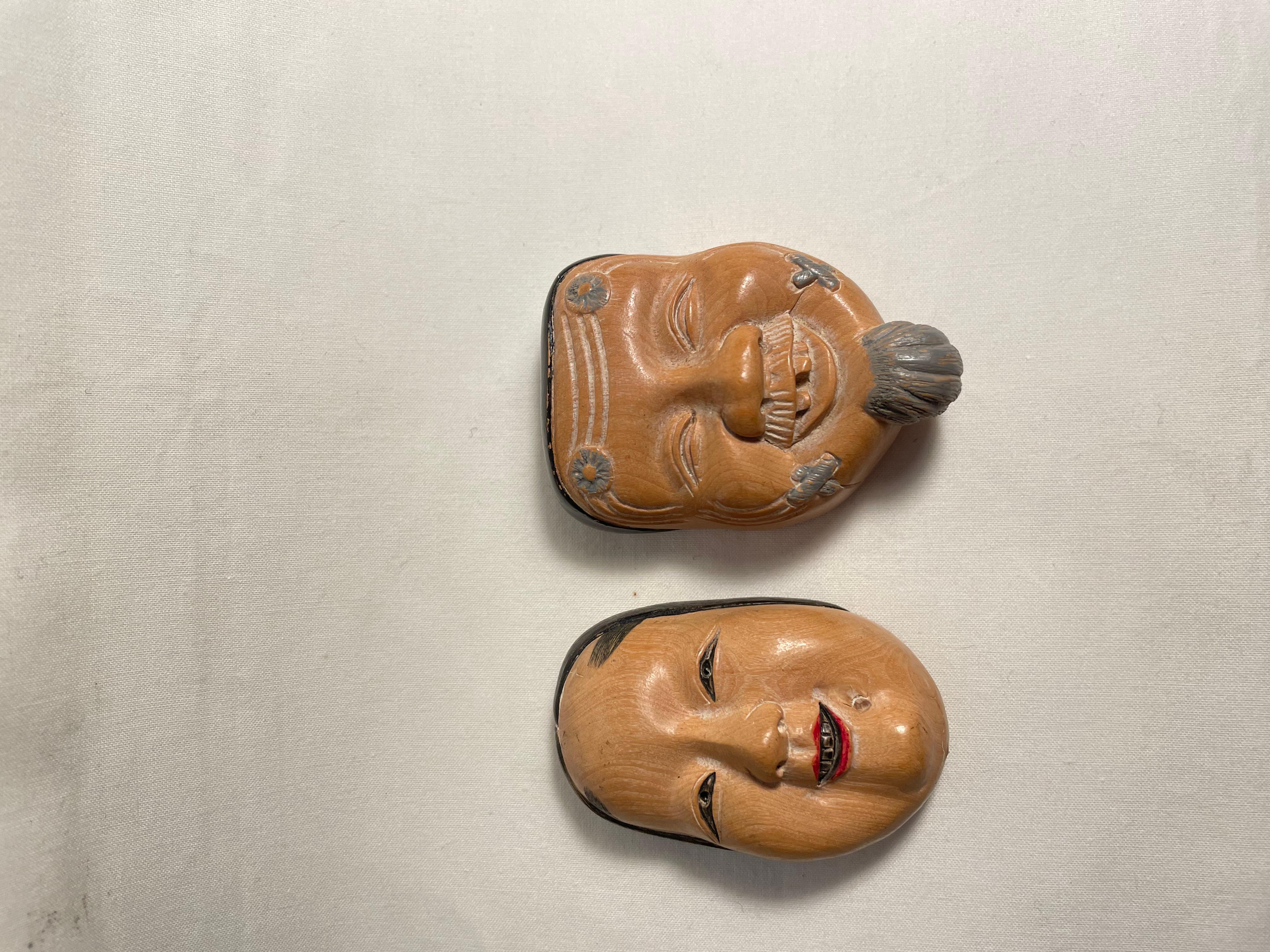 Japanische antike 2 japanische Netsuke-Charm-Okinamen und Onnamen aus Holz im Angebot 1