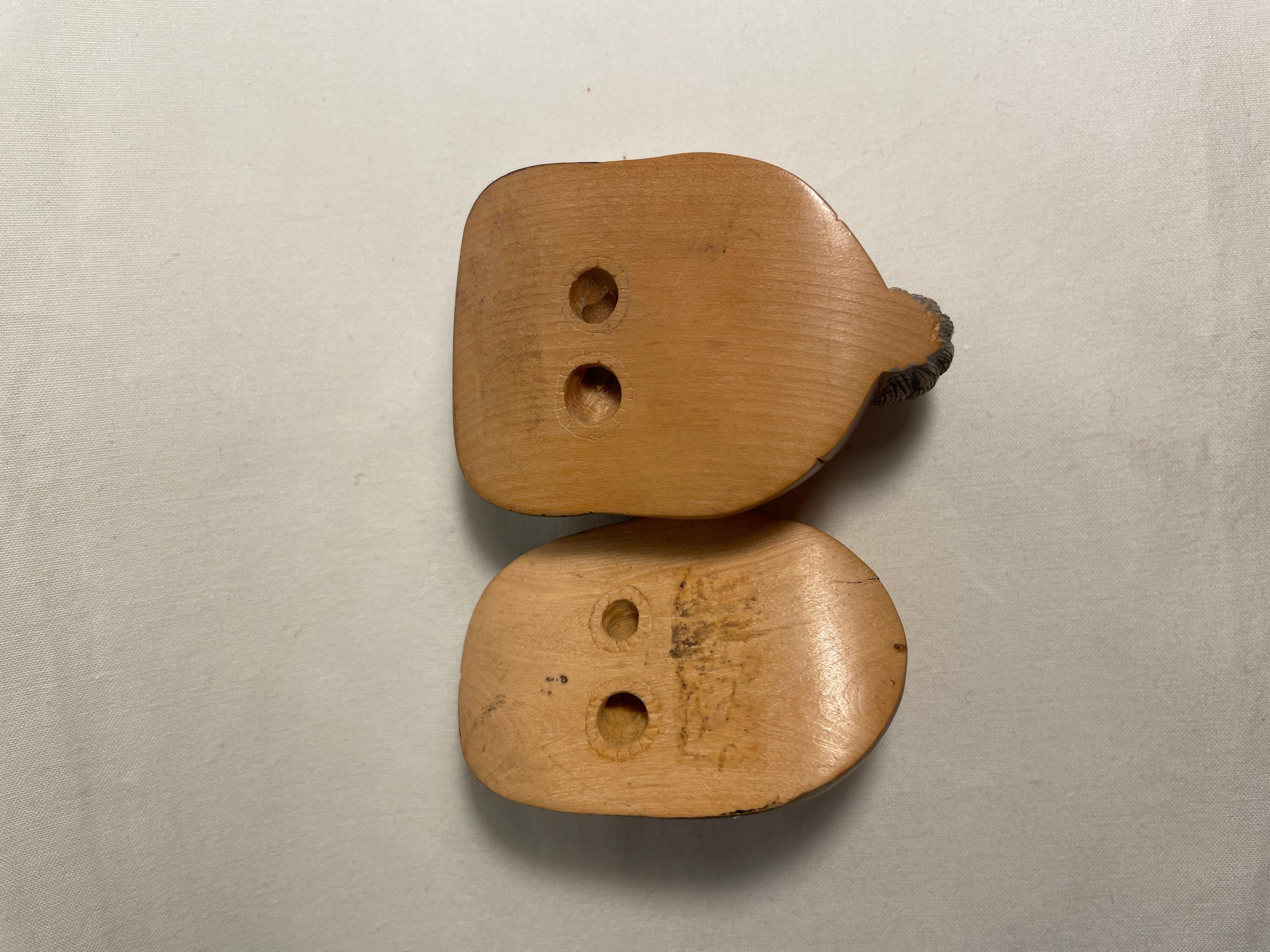 Japanische antike 2 japanische Netsuke-Charm-Okinamen und Onnamen aus Holz im Angebot 2