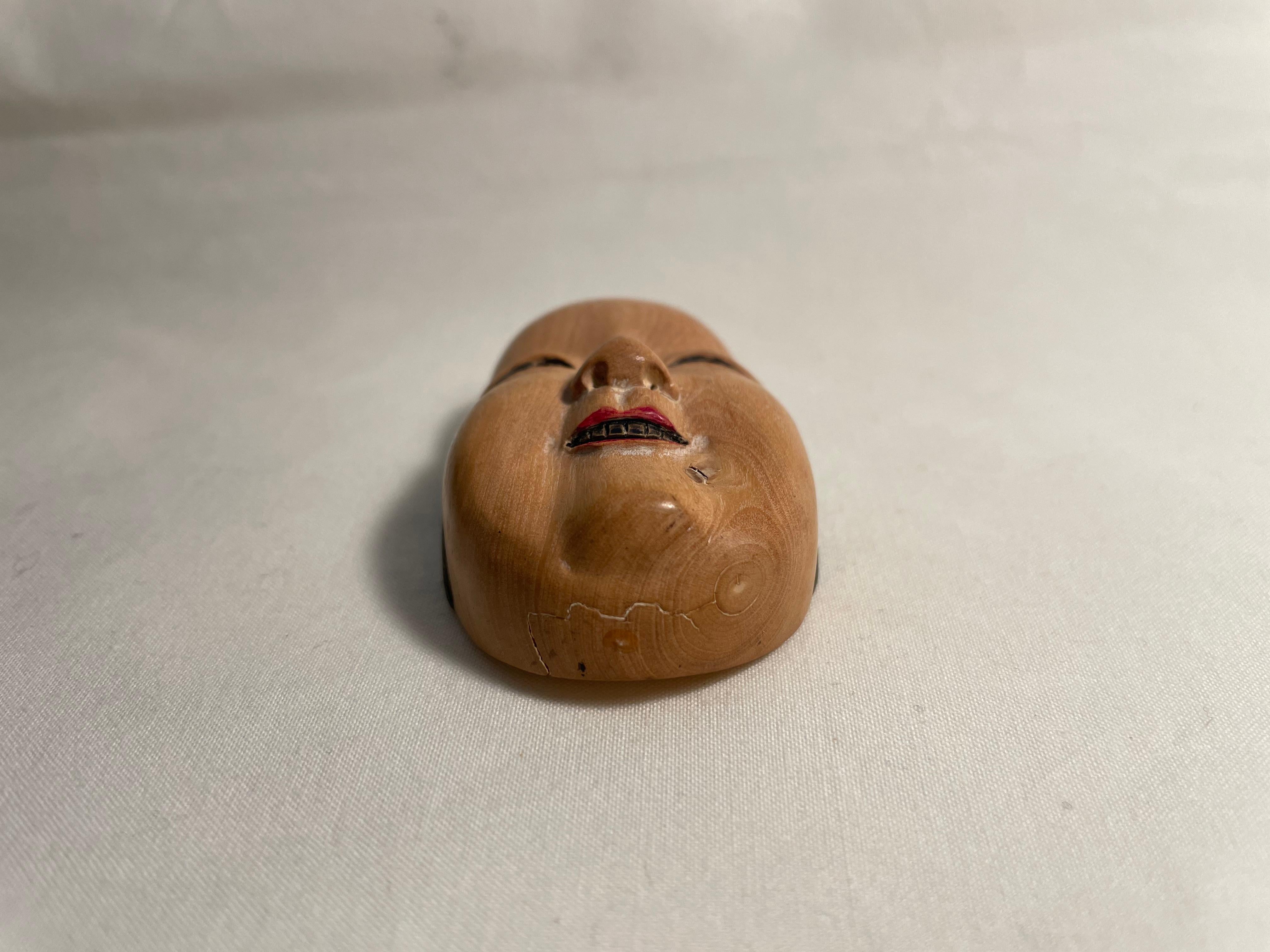 Japanische antike 2 japanische Netsuke-Charm-Okinamen und Onnamen aus Holz im Angebot 3