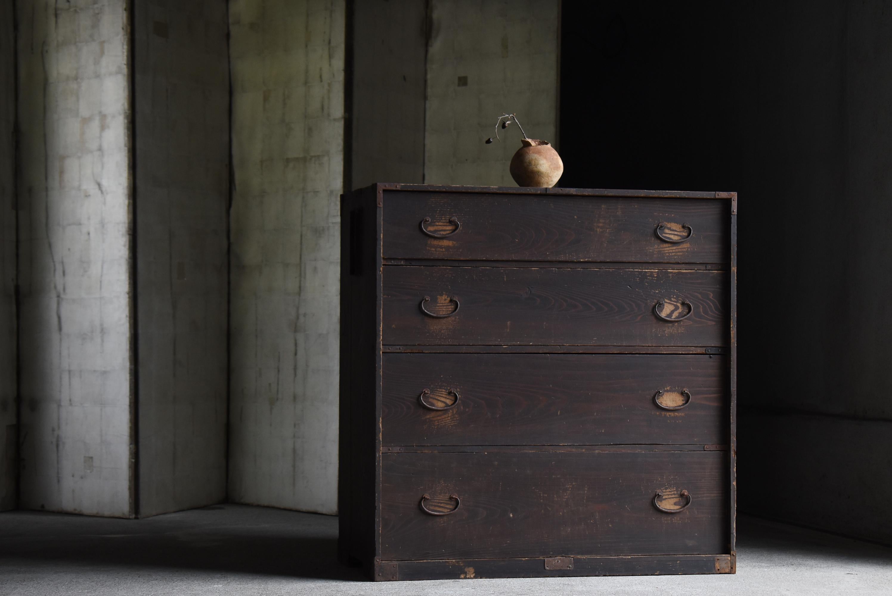 Il s'agit d'une ancienne commode japonaise, fabriquée entre les périodes Meiji et Taisho (1860-1920). Il conserve le caractère riche et le savoir-faire de son époque, reflétant l'habileté et la sensibilité esthétique des artisans japonais. Fabriqué