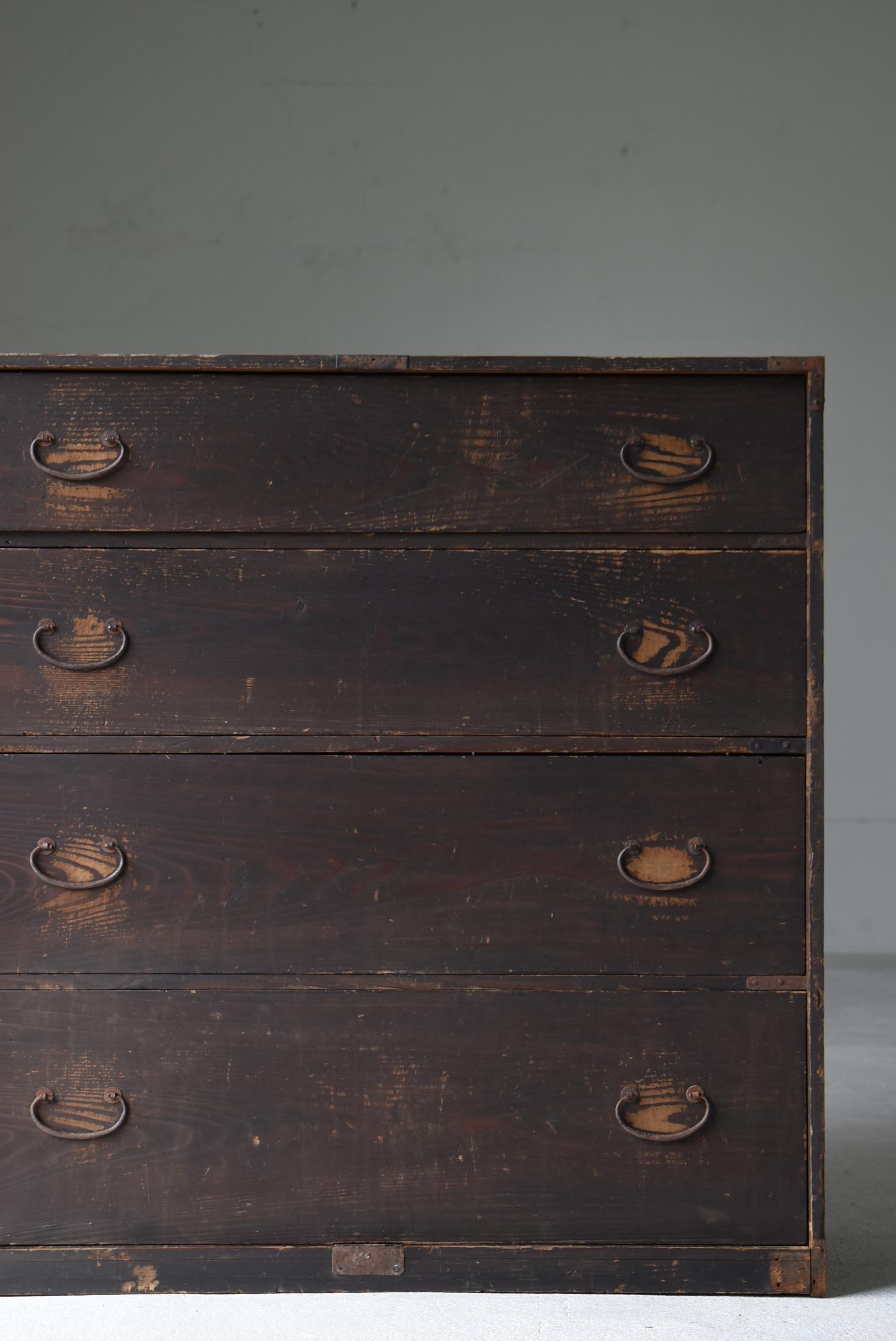 Travail du bois Buffet japonais ancien à 4 tiroirs 1860s-1920s / Tansu Sideboard Wabi Sabi en vente