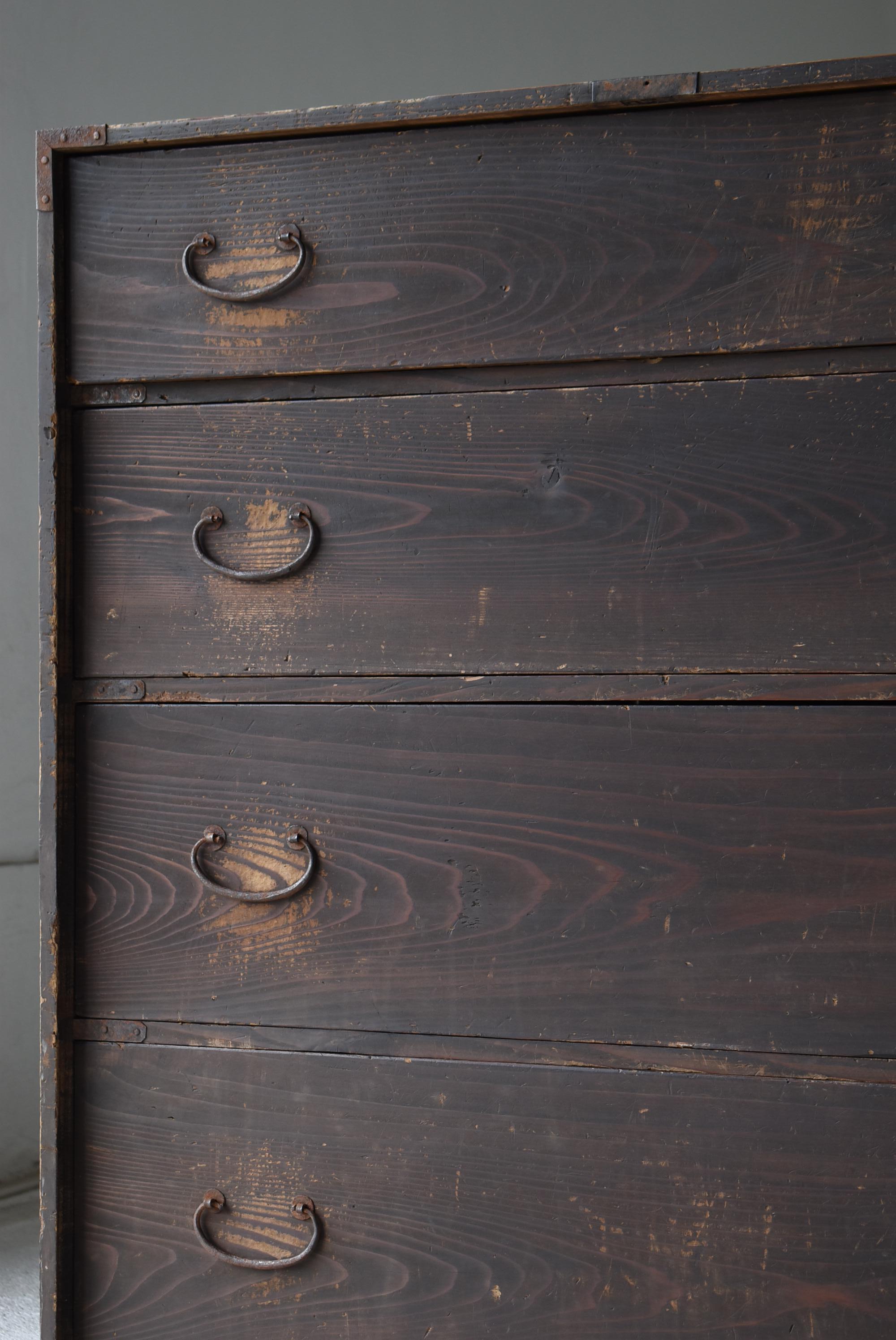 Buffet japonais ancien à 4 tiroirs 1860s-1920s / Tansu Sideboard Wabi Sabi Bon état - En vente à Chōsei District Nagara, JP