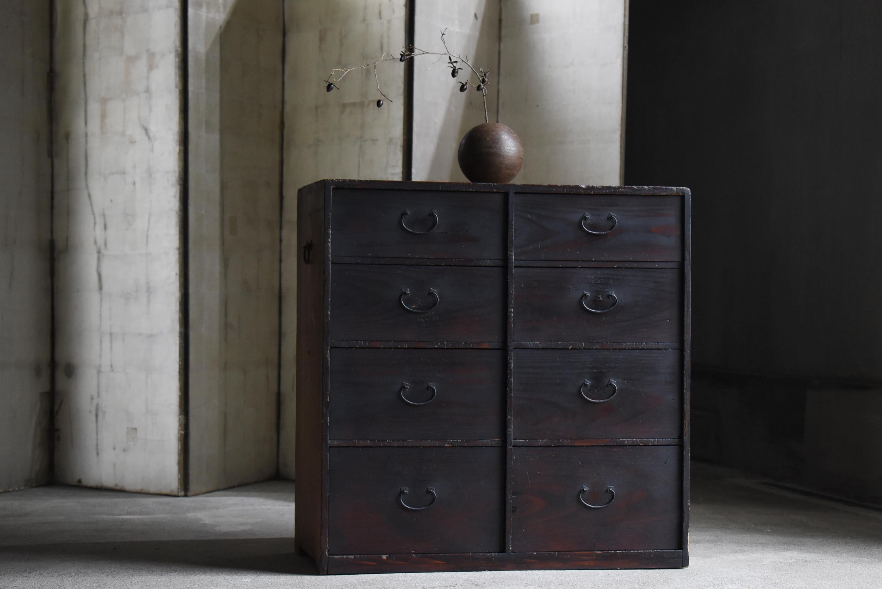Se trata de un antiguo cajón de almacenaje fabricado en Japón.
Se fabricó entre los periodos Meiji y Taisho (1860-1920) y es un mueble que combina practicidad y belleza.
El material es madera de cedro, y el color ha cambiado a un tono intenso con la