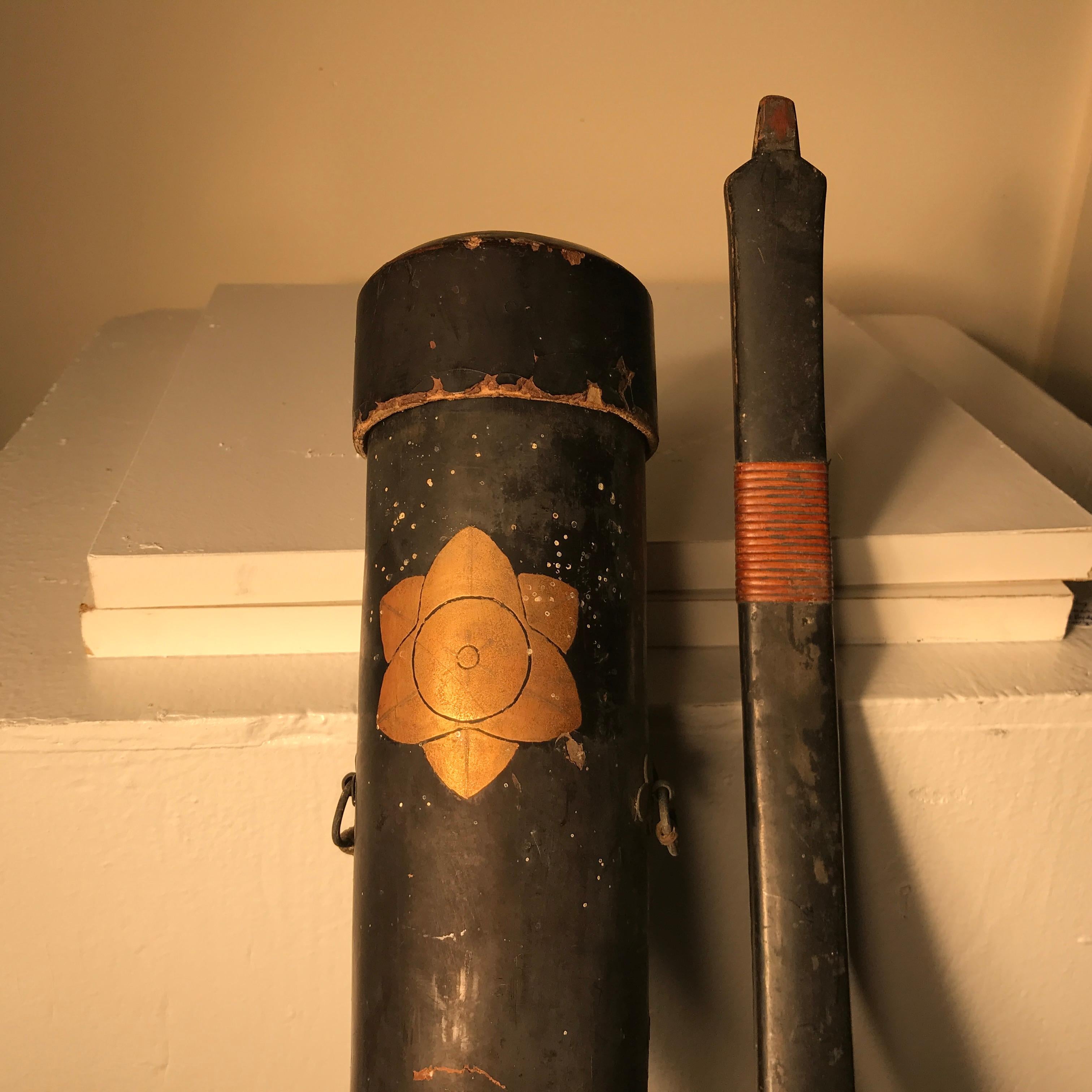 Japanese hard to find antique Samurai matching set of a rare adult 86 inch long bow, 36 inch inlaid quiver, and ten original arrows all dating to the 19th century.

A rare find.

Quality: bamboo and vermilion lacquer (Japanese lacquer) with bamboo