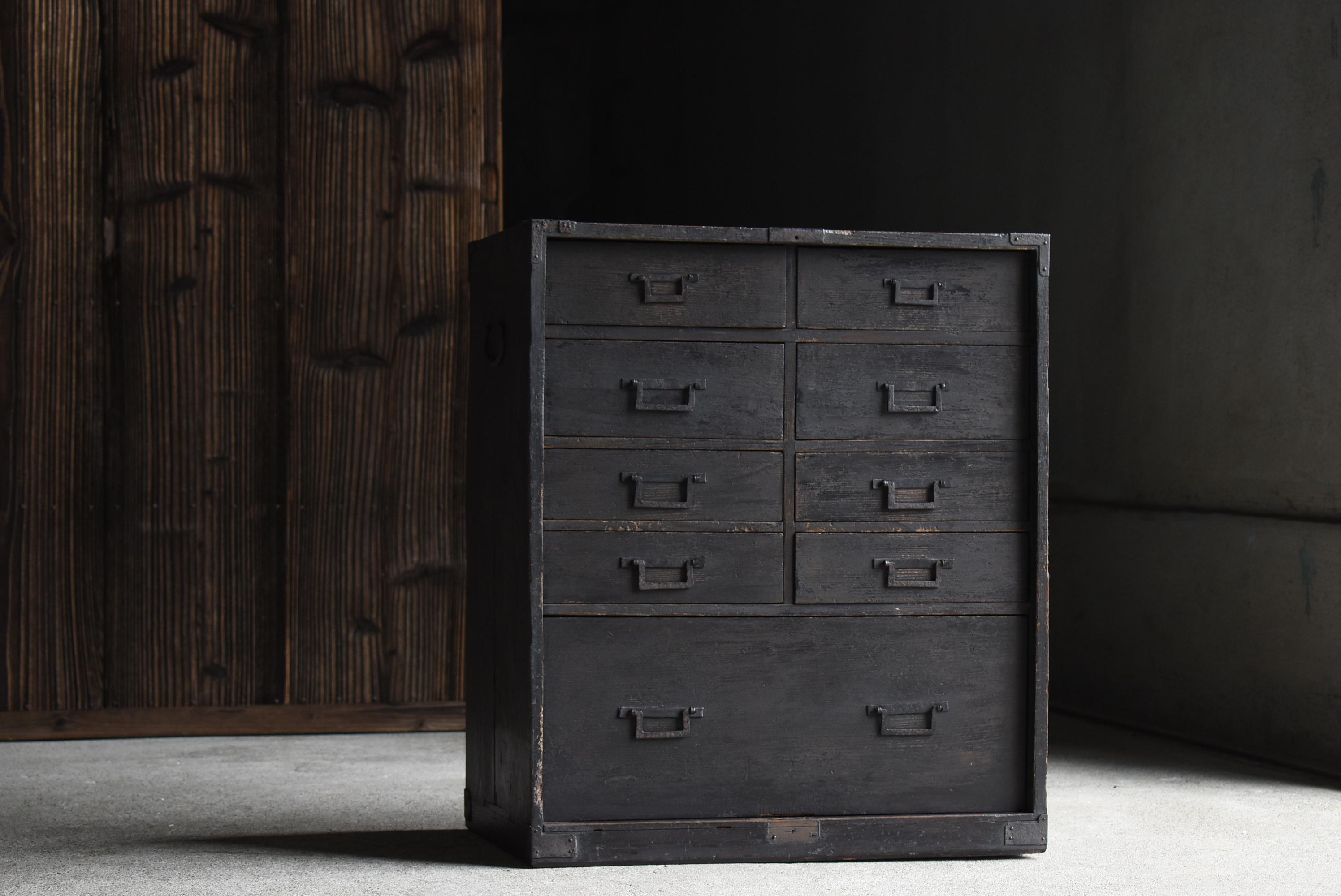 Il s'agit d'un ancien meuble de rangement à 9 tiroirs fabriqué au Japon.
Il a été fabriqué entre les périodes Meiji et Taisho (1860-1920).
Le matériau utilisé est le bois de cèdre, et la texture de la surface du bois au fil des ans lui donne une