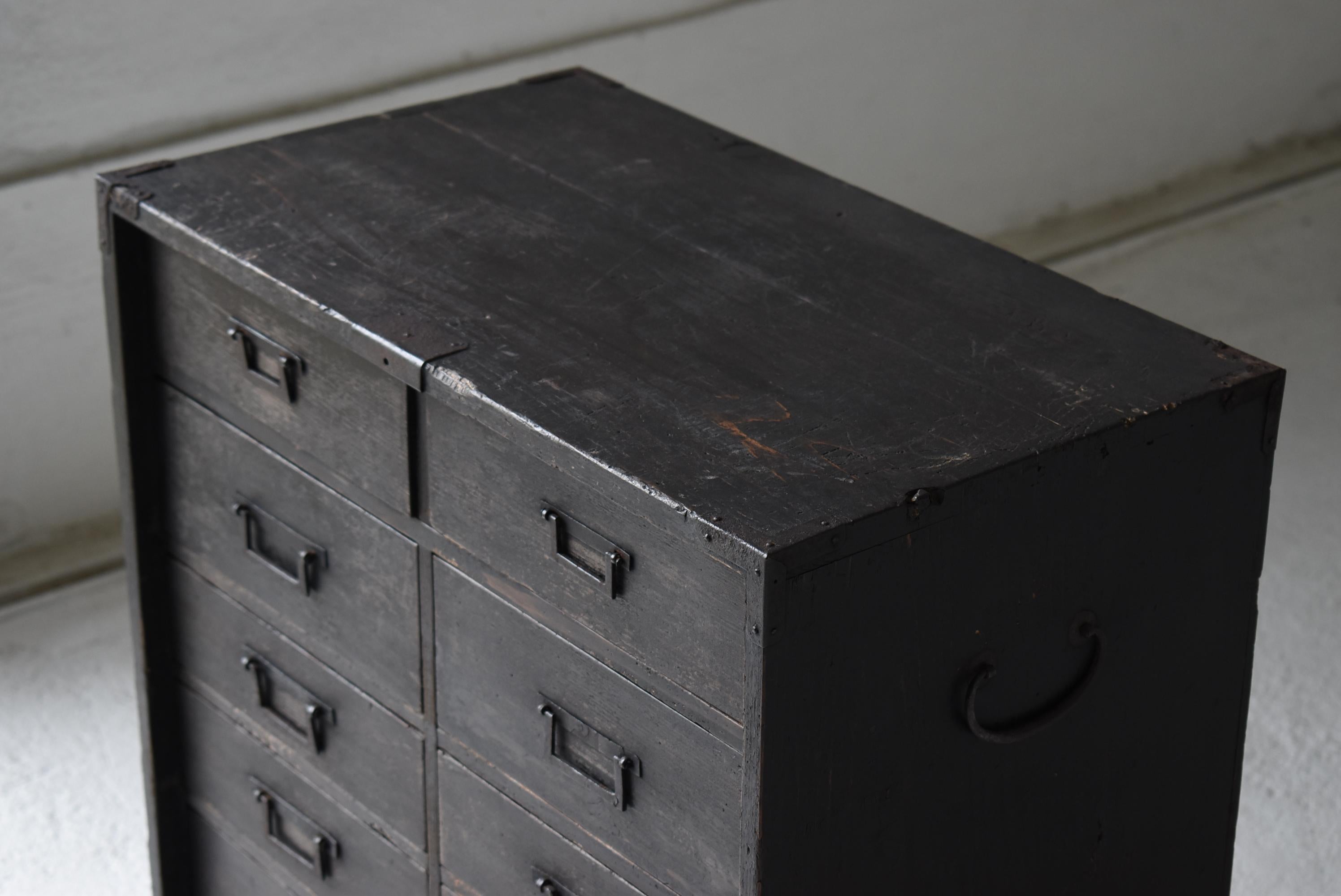 Taisho Coffre de rangement japonais ancien à 9 tiroirs 1860s-1920s / buffet Tansu Wabisabi en vente