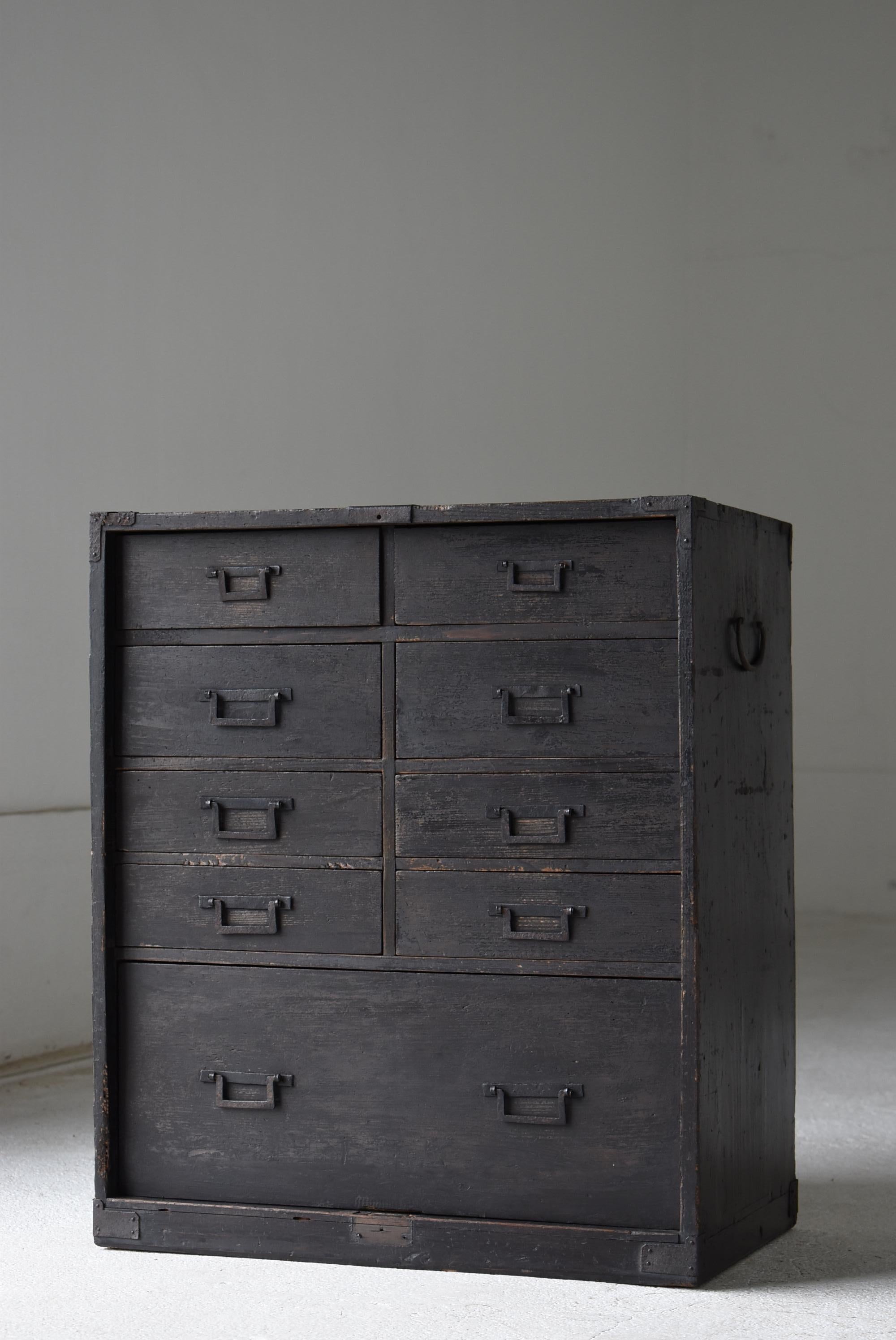 Japonais Coffre de rangement japonais ancien à 9 tiroirs 1860s-1920s / buffet Tansu Wabisabi en vente
