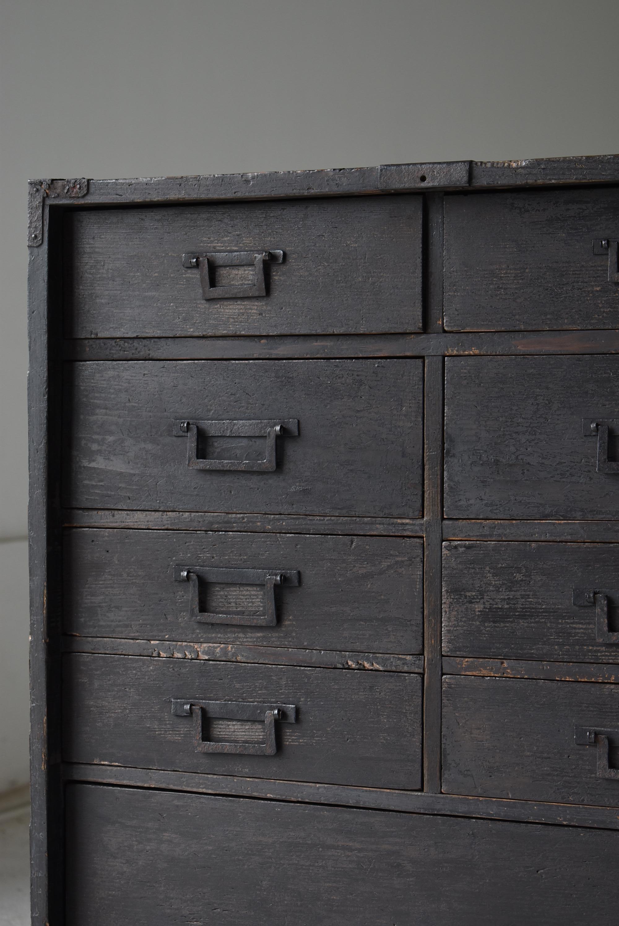 Travail du bois Coffre de rangement japonais ancien à 9 tiroirs 1860s-1920s / buffet Tansu Wabisabi en vente