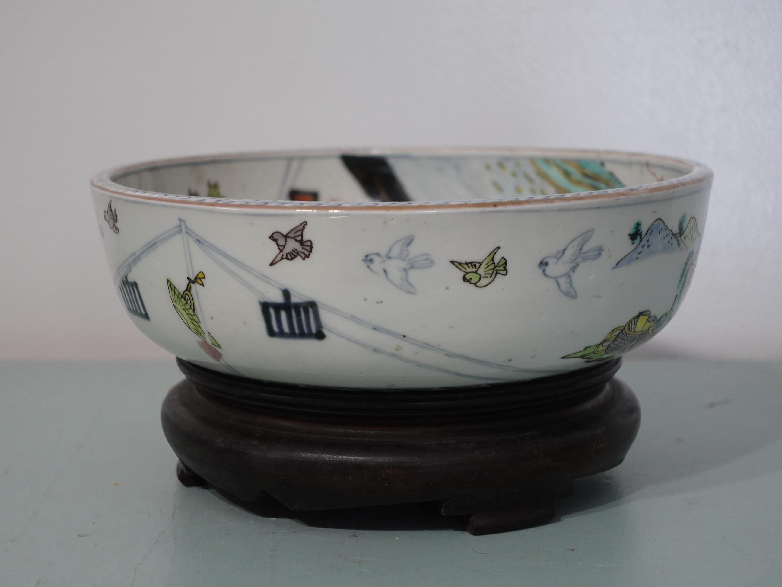 Dipinto a mano Antico giapponese: una grande ciotola Imari del XIX secolo con supporto in Wood Wood in vendita