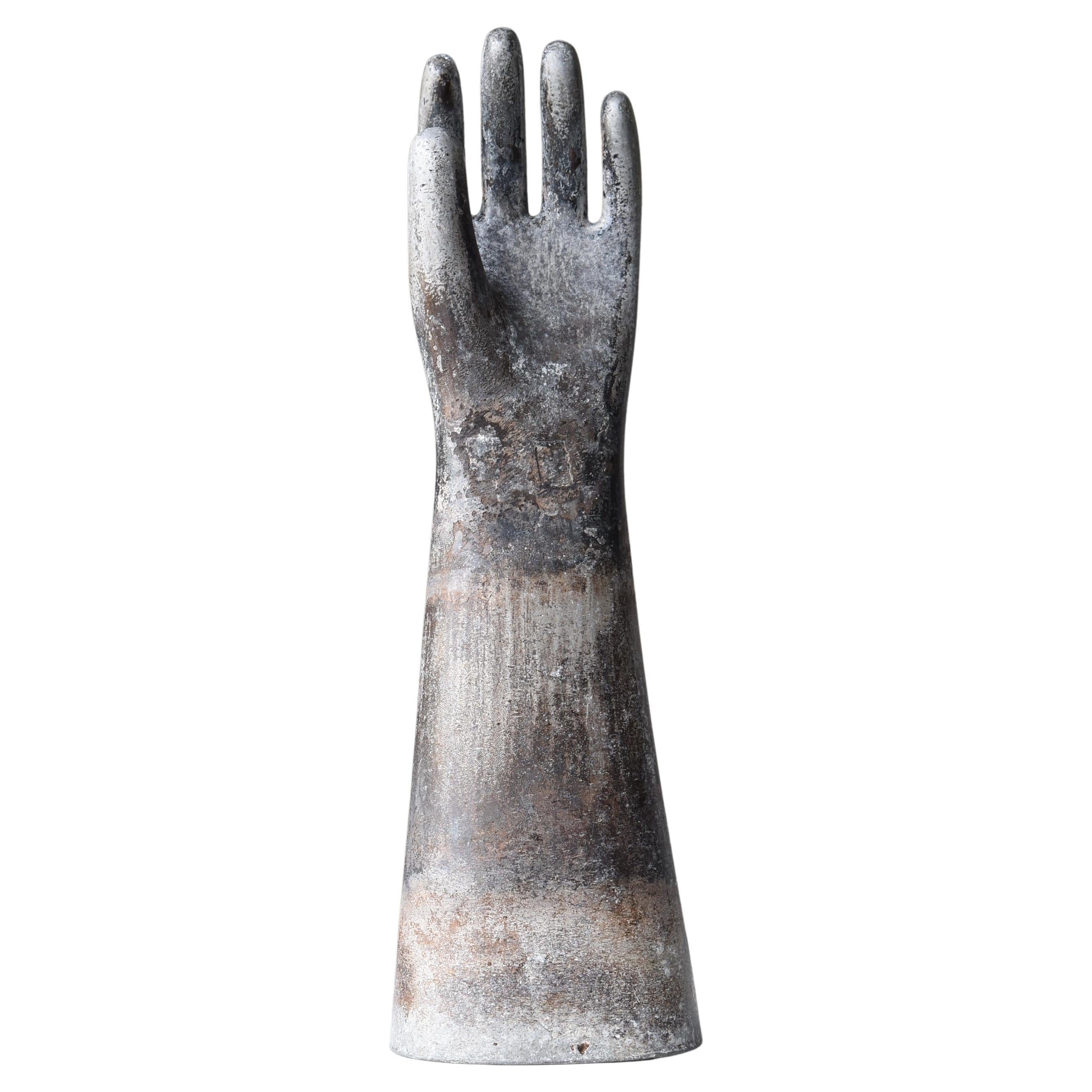 Moule à gants en aluminium ancien japonais des années 1920-1940 / Objet figuratif Wabi Sabi