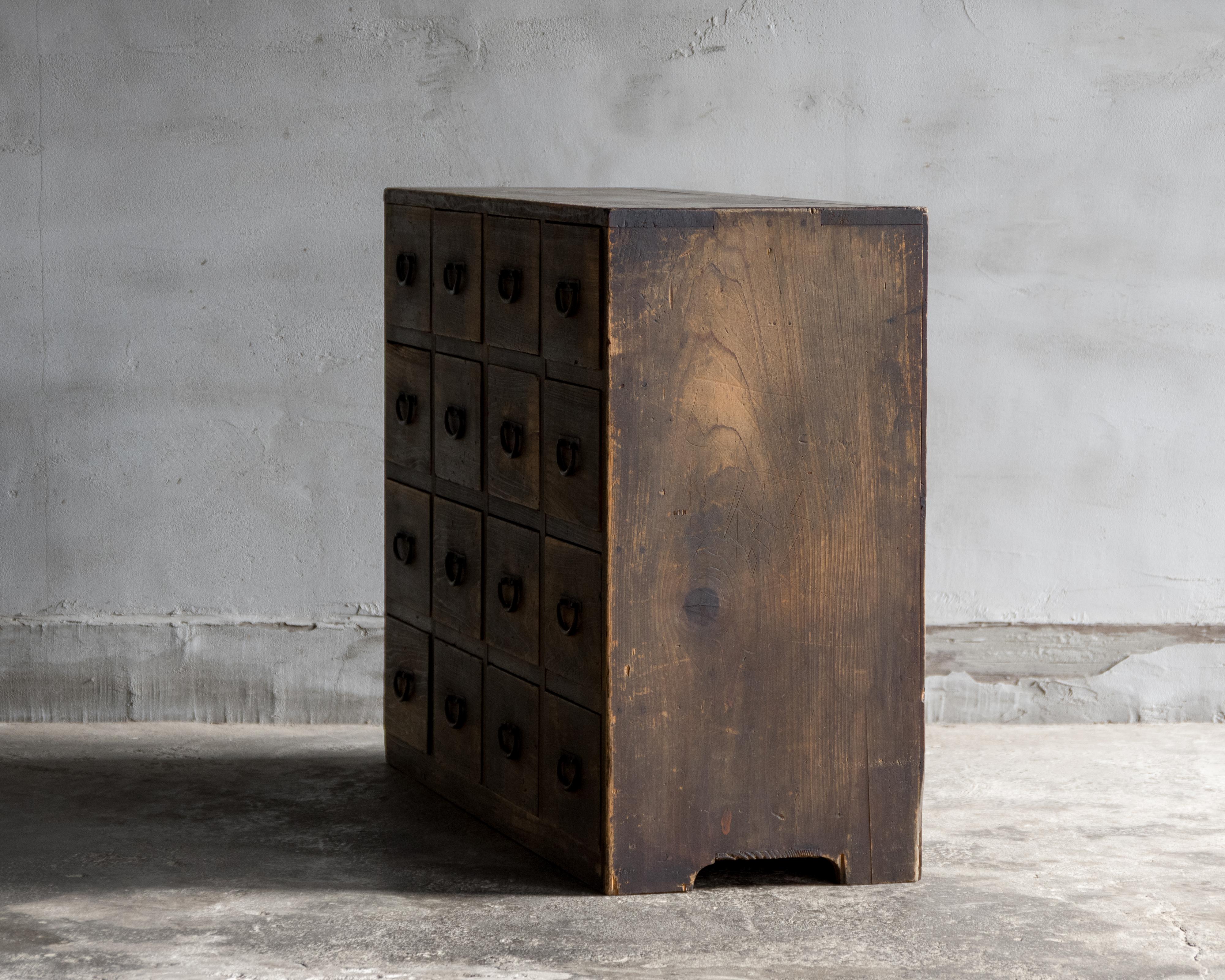 Japanese Antique Apothecary Chest, Taisho Era (1912–1926), Wabi Sabi For Sale 10