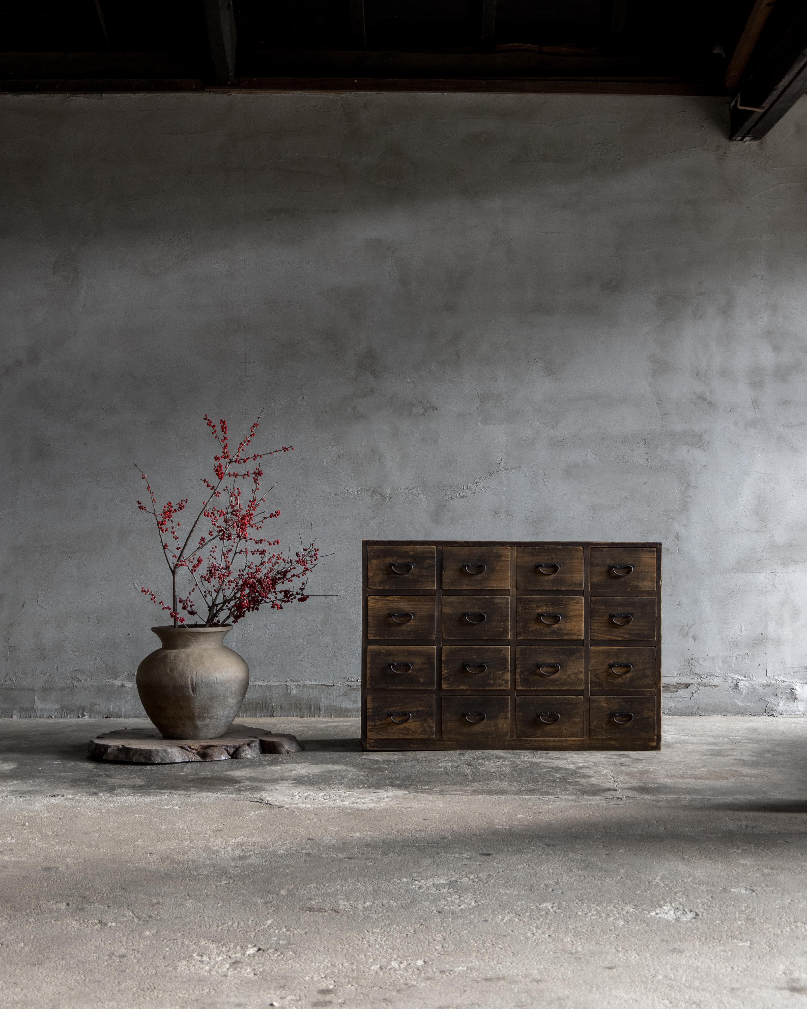 Japanese Antique Apothecary Chest, Taisho Era (1912–1926), Wabi Sabi In Fair Condition For Sale In Hitachiomiya-shi, 08