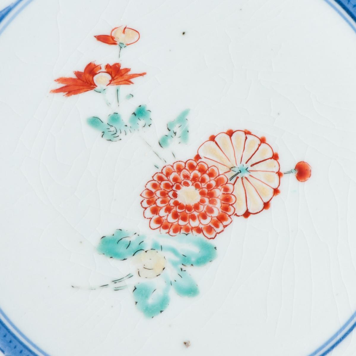 Un plat de Kakiemon
Période Edo (fin du XVIIe siècle)

Décor en émaux colorés typiques sur fond bleu sous glaçure, fleurs et feuillages parmi les rochers.
20,5cm. diam.

La couleur en jaillit
Période ; 1670- 1700
Provenance : De la Collection S de