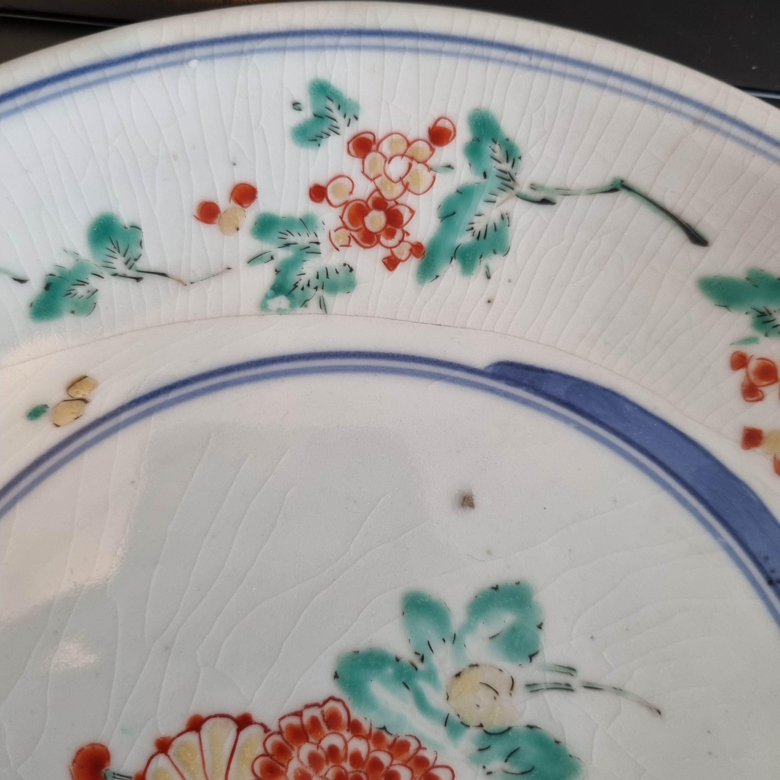 Edo Assiette japonaise ancienne de style Arita Kakiemon avec fleurs Shibata, 1670-1700