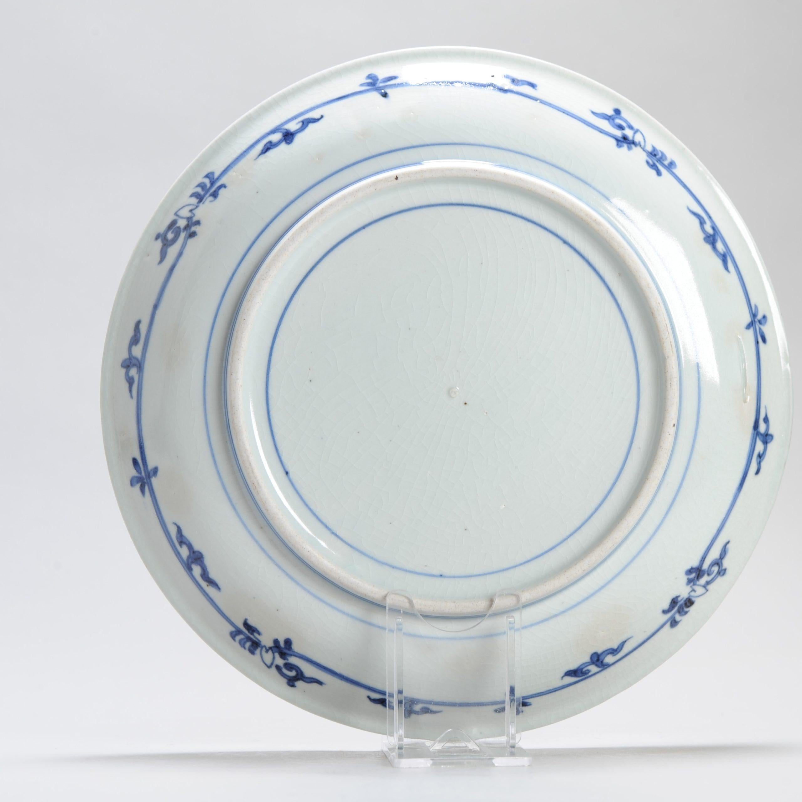 Japonais Assiette japonaise ancienne de style Arita Kakiemon avec fleurs Shibata, 1670-1700