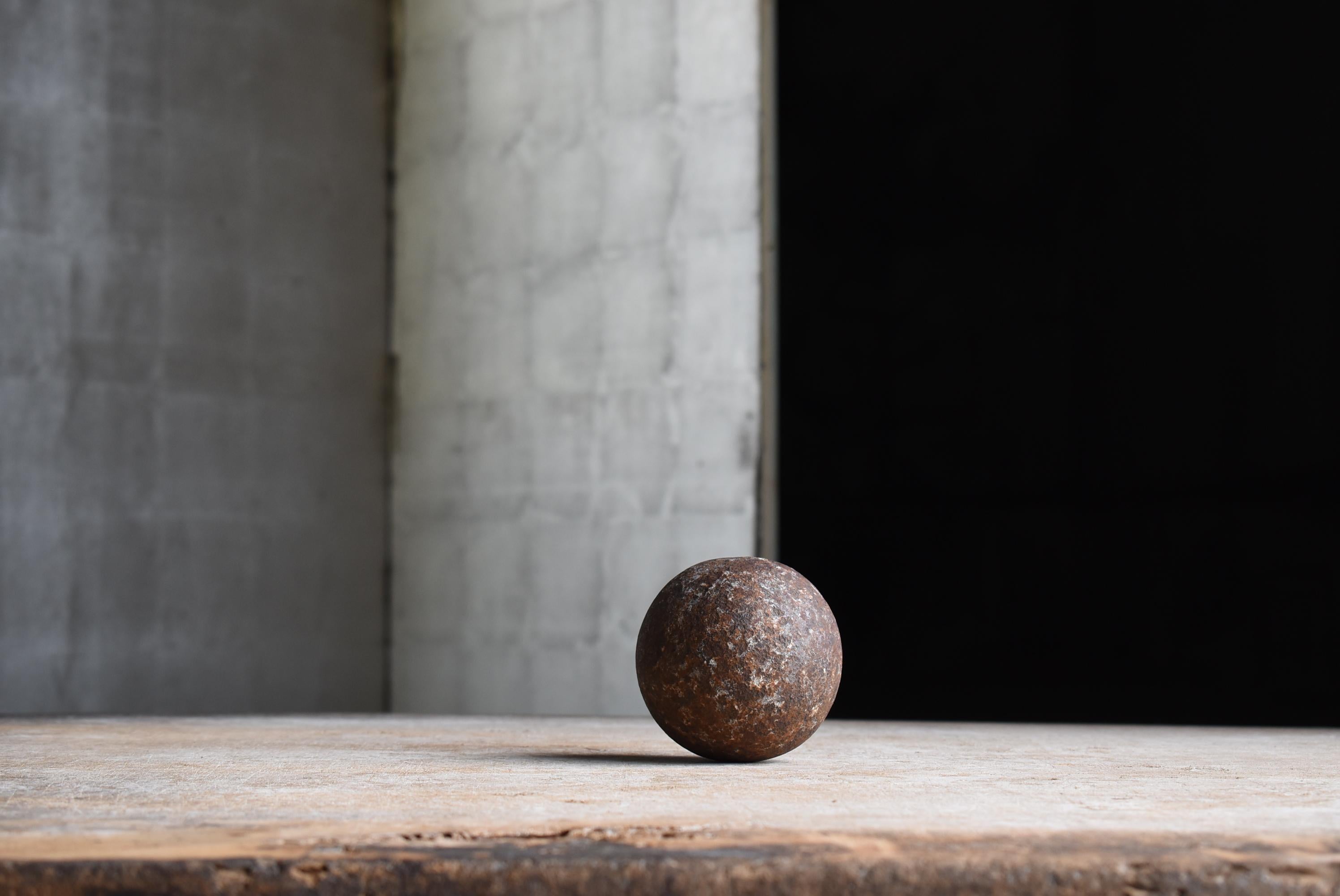 This is an old Japanese artillery shell.
From its appearance, it is assumed that it is an iron shell for artillery.
Considering the size, shape, and rusty condition of this iron ball, it is highly likely that it is an iron ball shell (or simulated