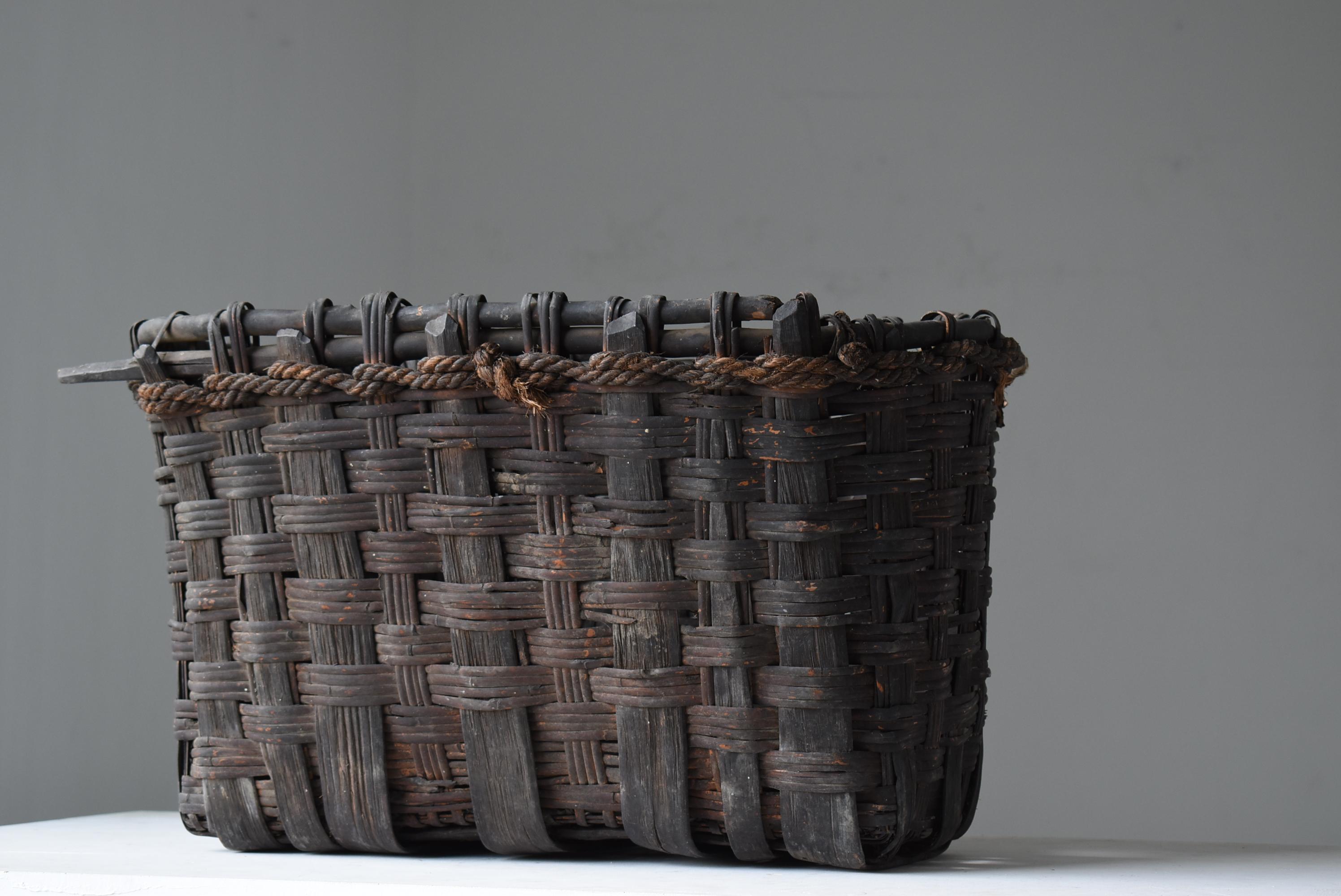 Japonais Panier japonais ancien en bambou des années 1900-1940 / Wabisabi