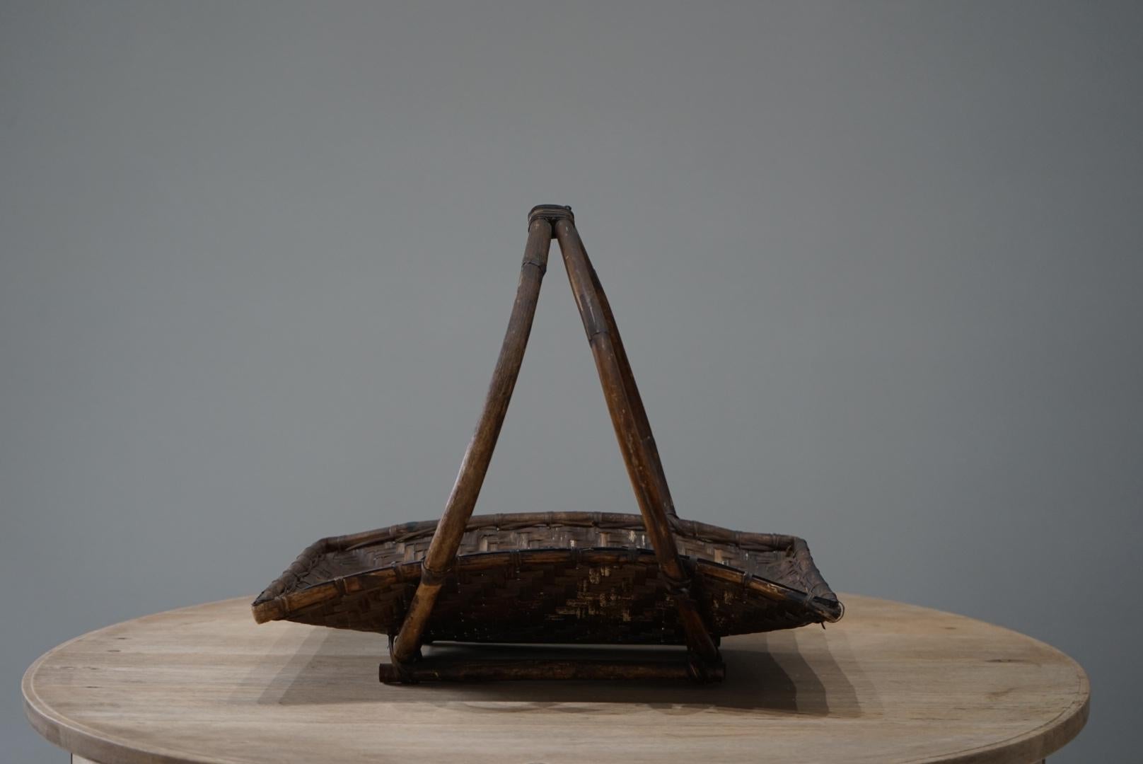 This bamboo basket is made by combining bamboo of various shapes.
It is a folk craft item made by hand by people in the past.
It is made of bamboo so it is very lightweight.
The bamboo is broken in places, but it does not affect use.

We will always