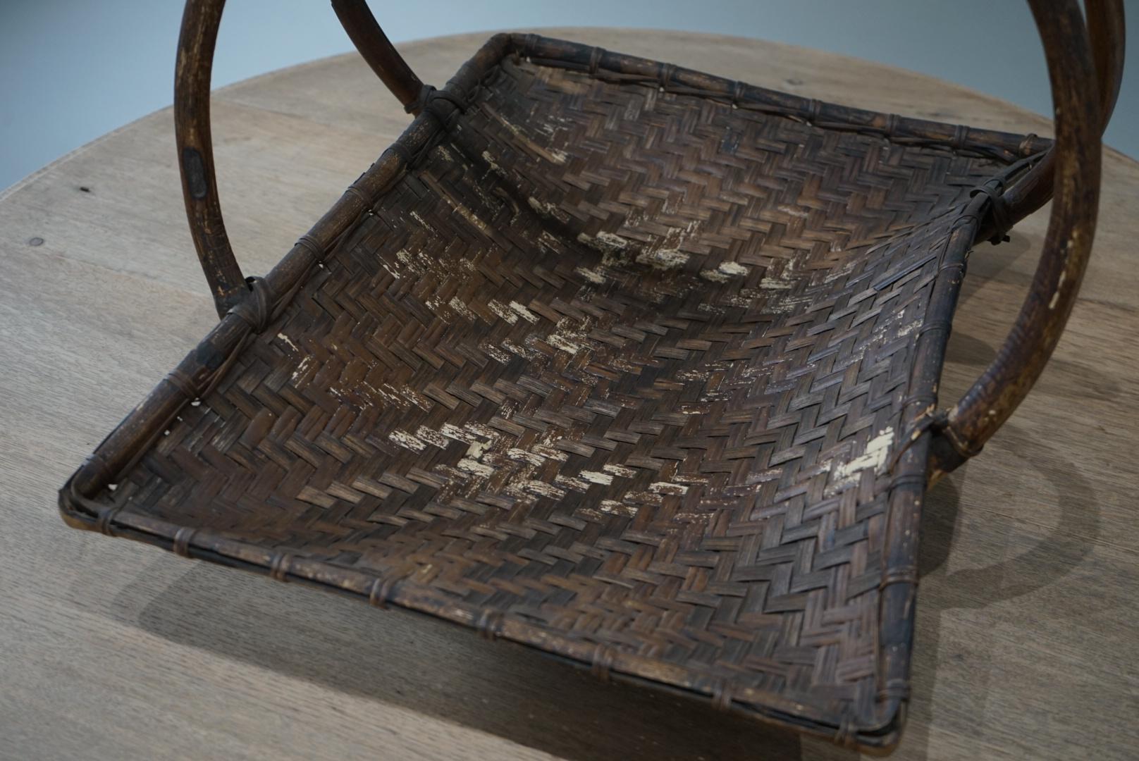 Japanese Antique Bamboo basket Folk art Wabi-Sabi siglo XX en venta