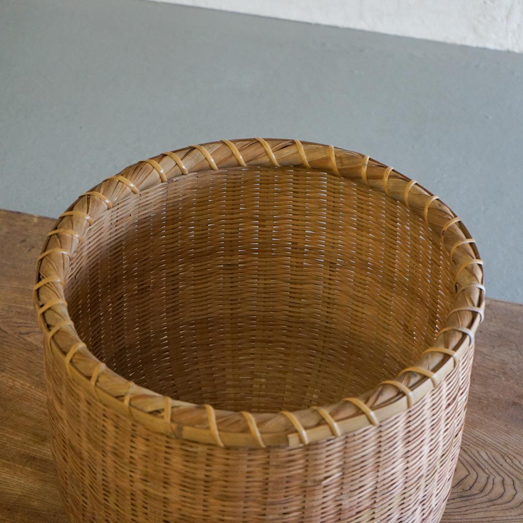 This is an old Japanese bamboo basket.
It was mainly used to store vegetables.
Although it is old and has not been used much, it is in good condition.

We will always suggest the best shipping method.
Please contact us first.

We also introduce many