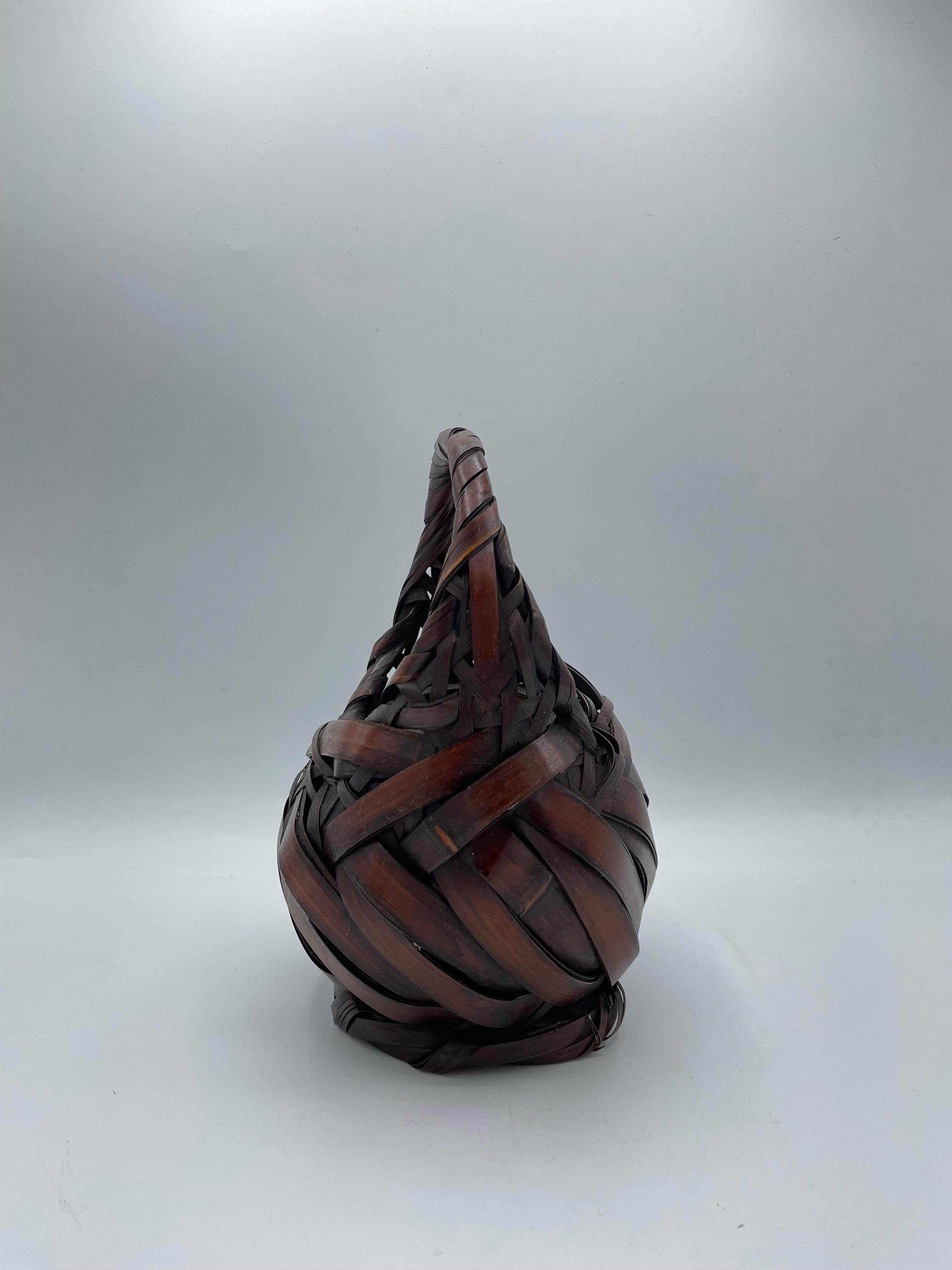 Il s'agit d'un panier en bambou. Il a été fabriqué dans les années 1920, à l'époque Taisho, au Japon.
Ce panier est accompagné d'un vase en bambou.

Dimensions :
Panier 15 x 13 x H 19 cm
Vase 7,5 x 6,2 x H 8,8 cm