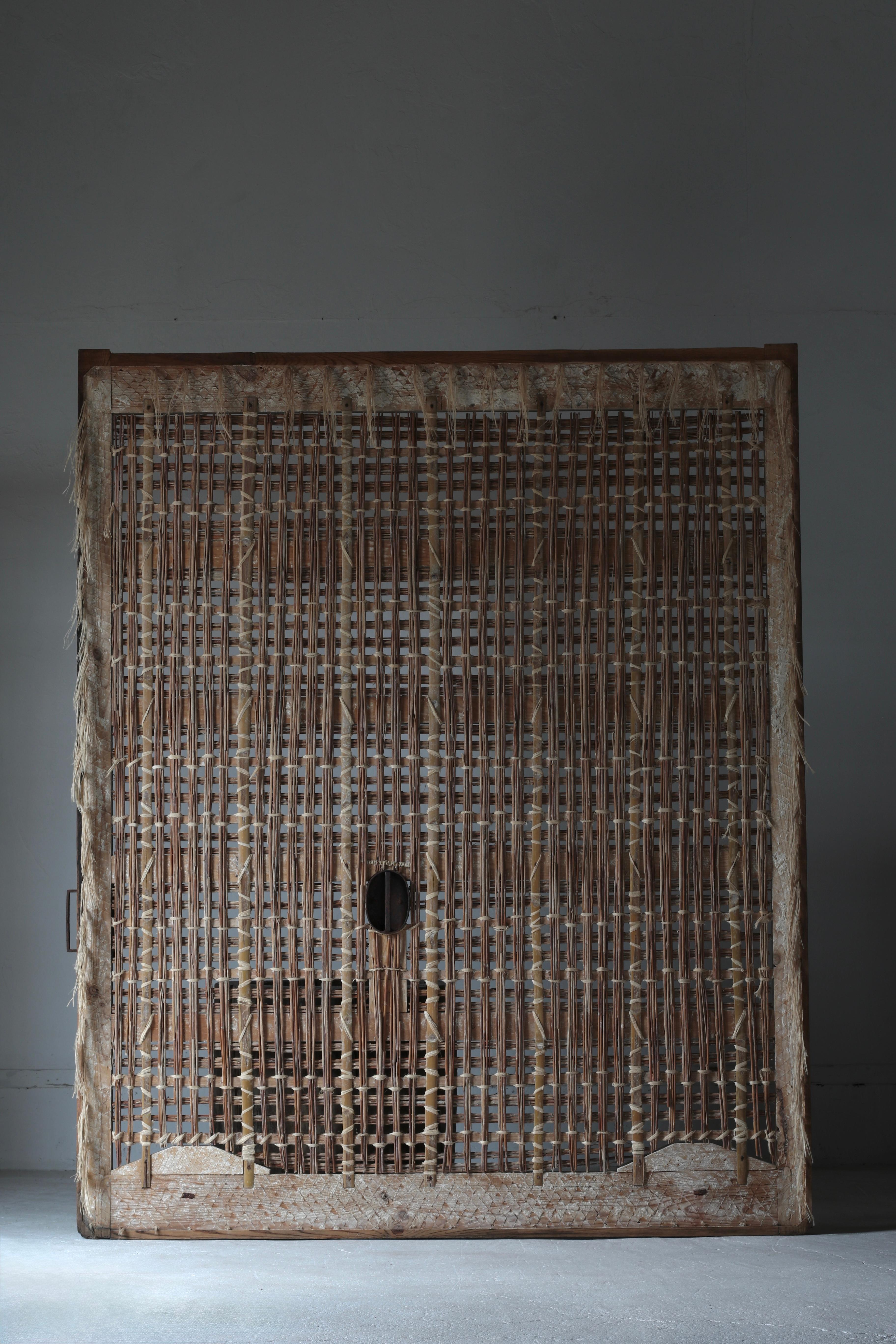 Il s'agit d'une décoration murale réalisée à partir d'une ancienne porte japonaise.

On pense qu'il date de la période Edo à Meiji.

À l'origine, il s'agissait d'une porte très lourde dont la surface était recouverte de terre et de plâtre, mais nous