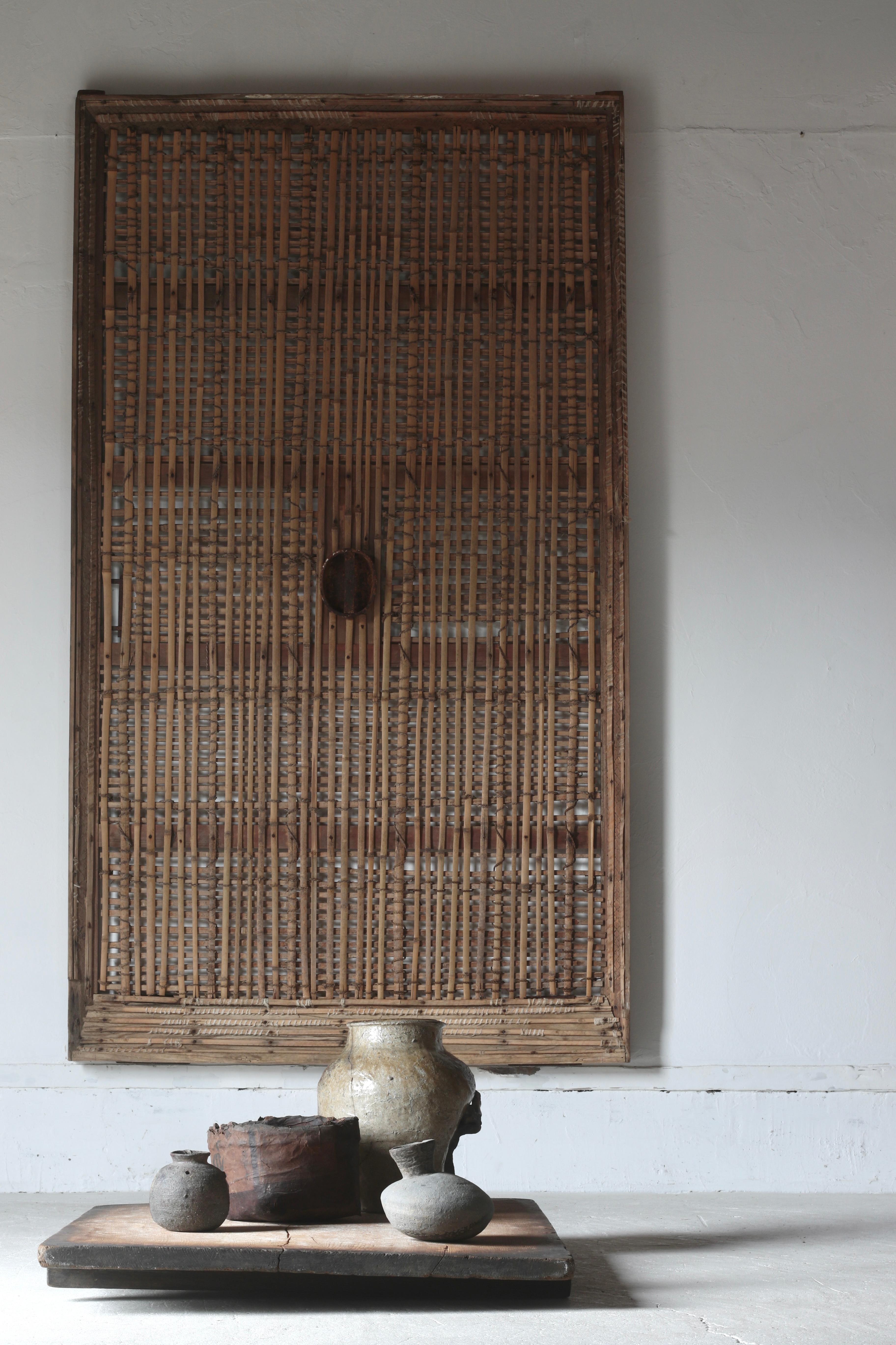Se trata de una decoración de pared utilizando una antigua puerta japonesa.

Se cree que data del periodo Edo a Meiji.

Originalmente era una puerta muy pesada con tierra y yeso en la superficie, pero quitamos toda la tierra y el yeso para revelar