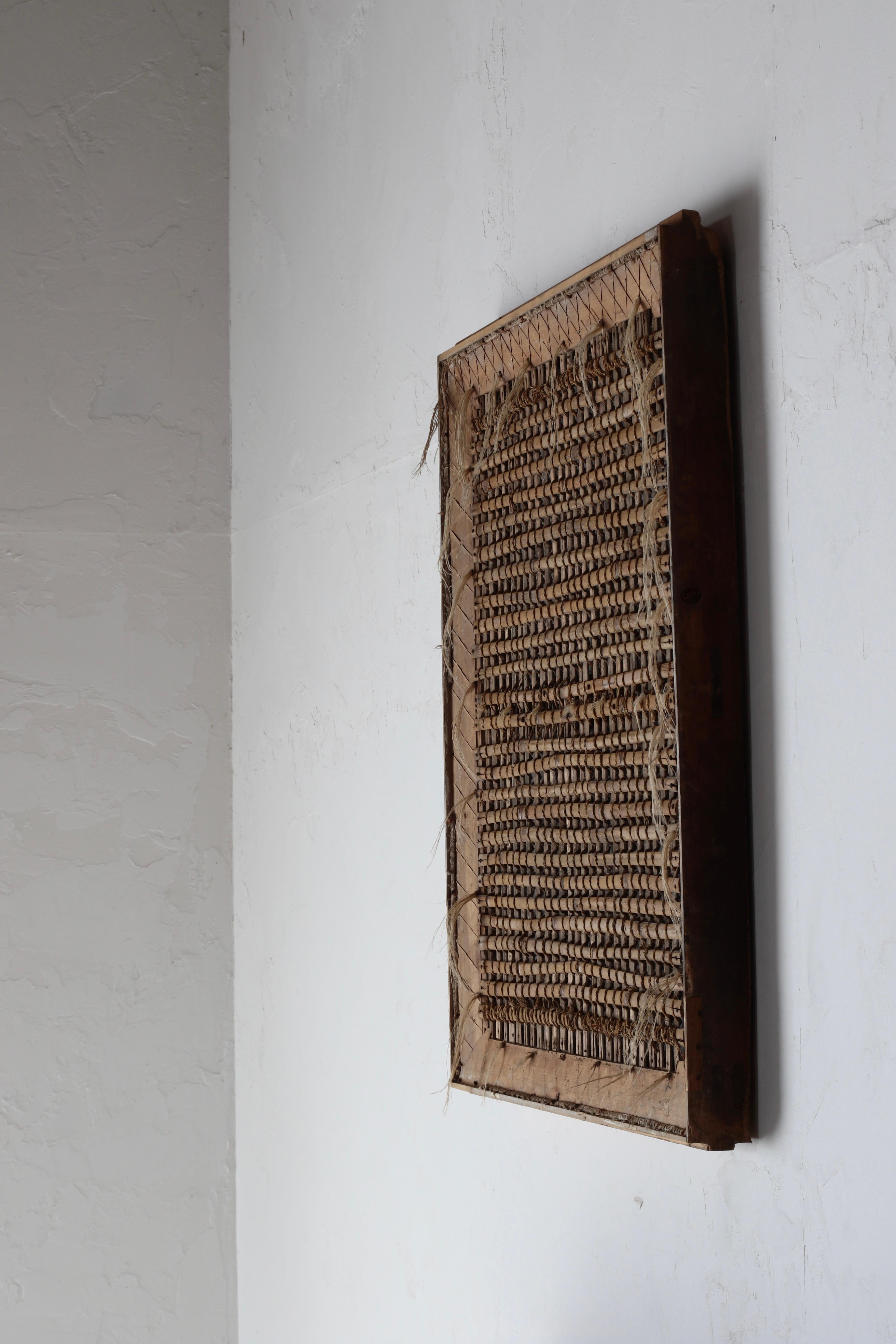 Questa decorazione da parete è stata ricavata da una vecchia porta giapponese.

Si pensa che risalga al periodo Edo o Meiji.

In origine, si trattava di una porta pesante con una superficie rivestita di terra e intonaco. Tuttavia, la terra e