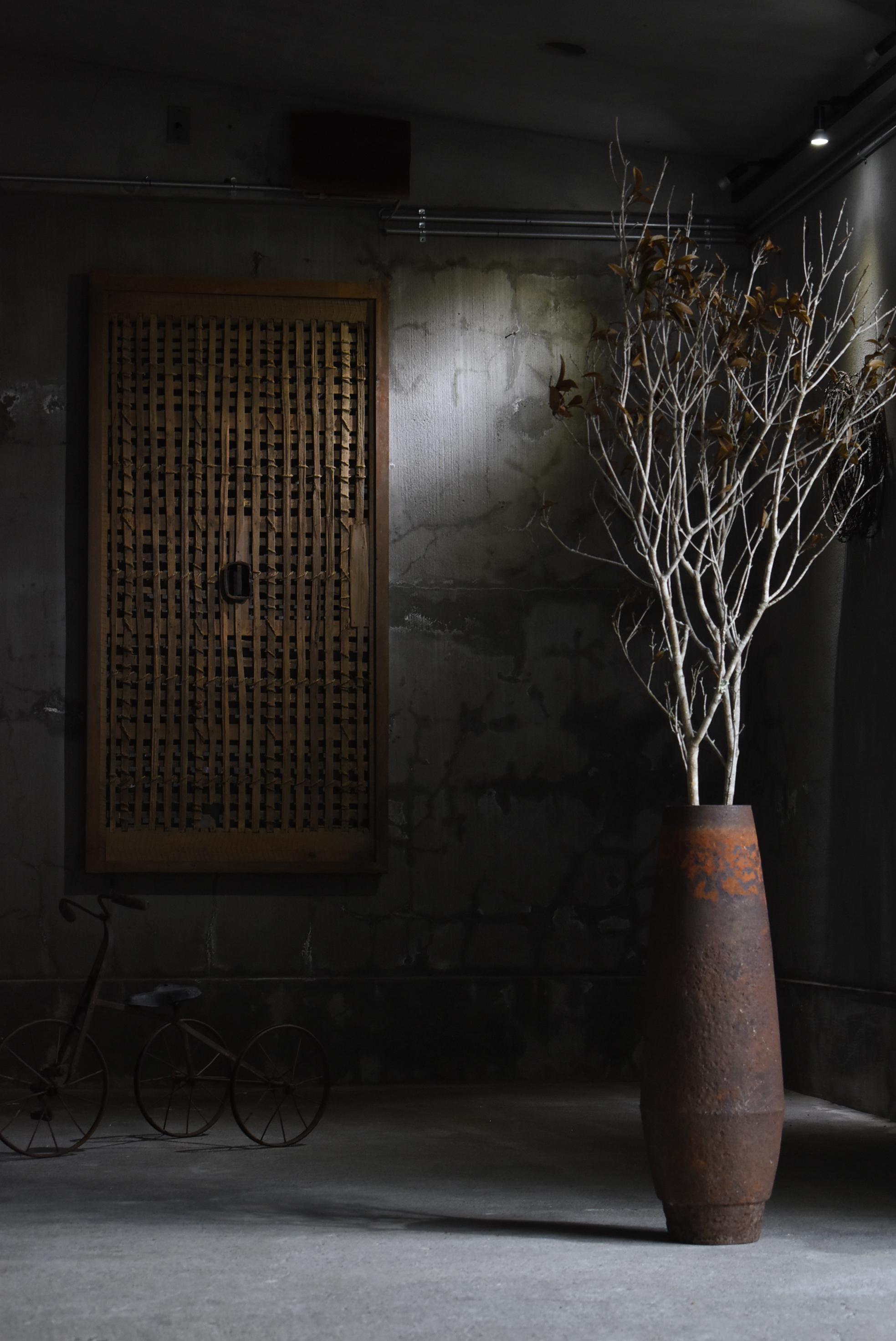 Il s'agit d'une porte utilisée dans un très vieil entrepôt japonais.
Cette porte a été fabriquée à l'ère Meiji. (1860-1900).
Le cadre est en bois de cèdre avec une poignée en fer au centre.

La porte était faite de plâtre et de boue, mais le plâtre
