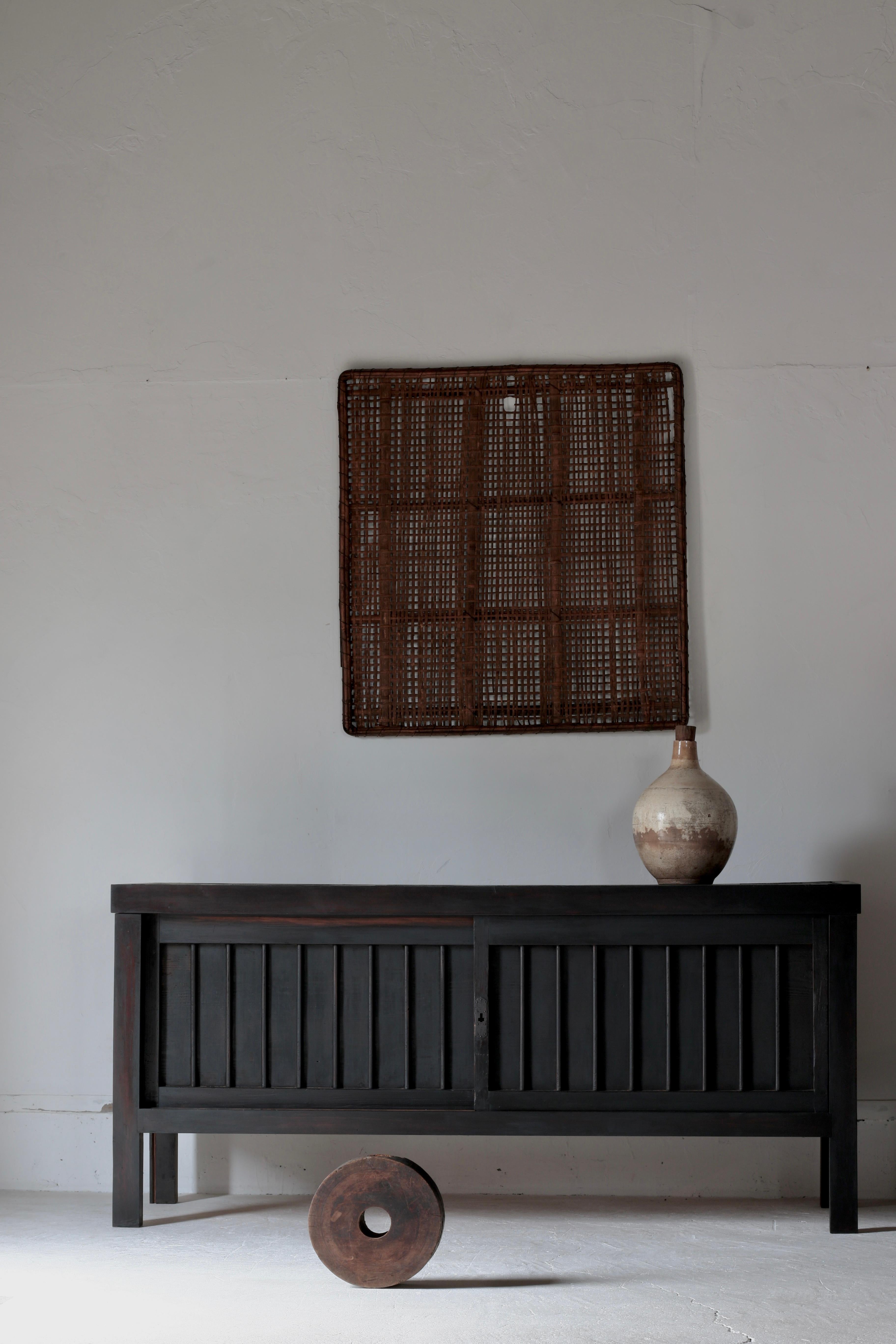 Il s'agit d'une ancienne décoration murale japonaise en bambou.

On pense qu'il a été utilisé comme outil agricole vers la période Meiji.

Il a peut-être servi d'outil pour le transport des récoltes.

Le motif en treillis tissé à partir du bambou