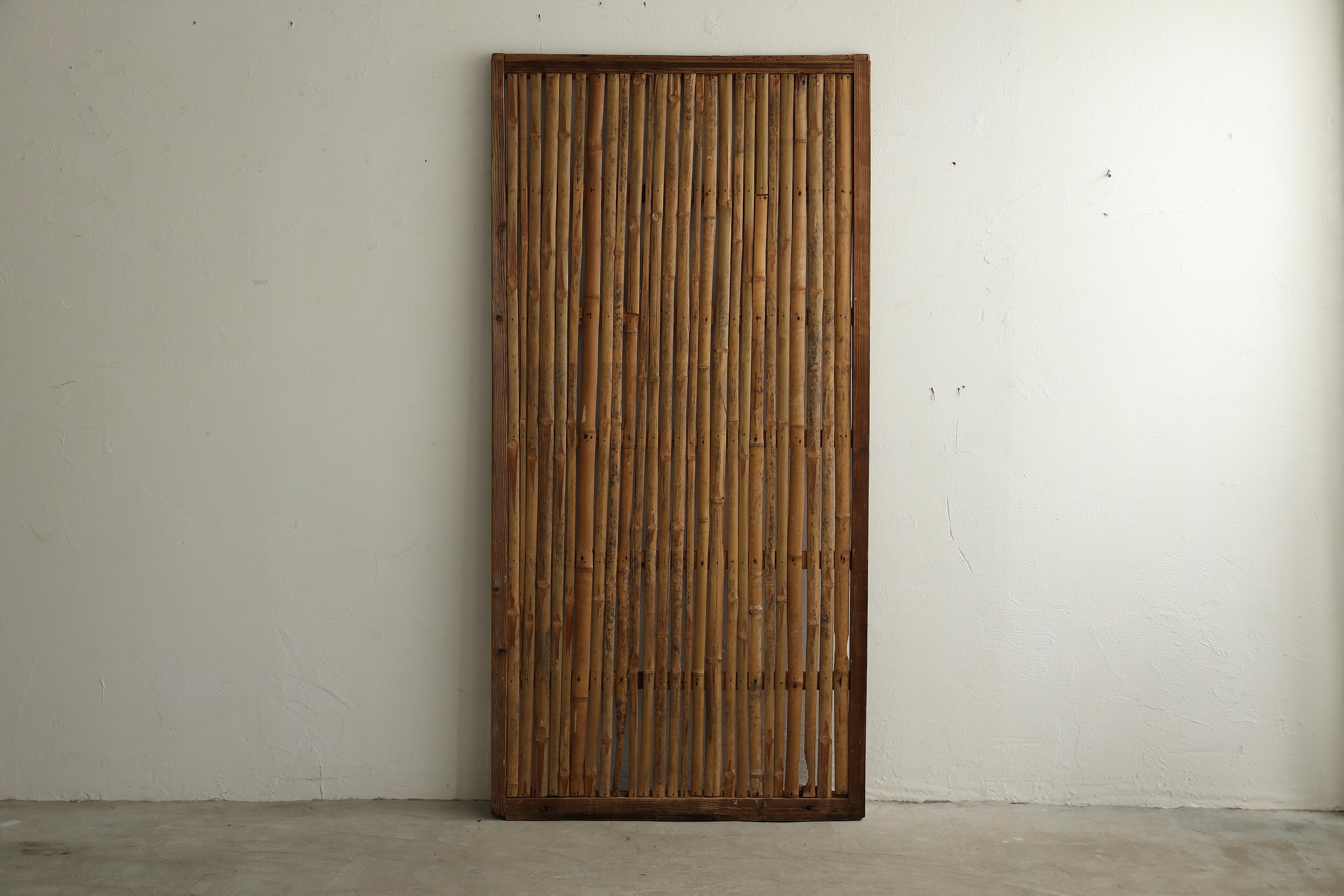 Questa è un'antica porta giapponese in bambù.
Risale al periodo Meiji (1860-1900).
È realizzato principalmente in cedro e bambù.

Ha un design semplice che trasmette il fascino del materiale.
I pezzi di bambù accuratamente assemblati sono disposti