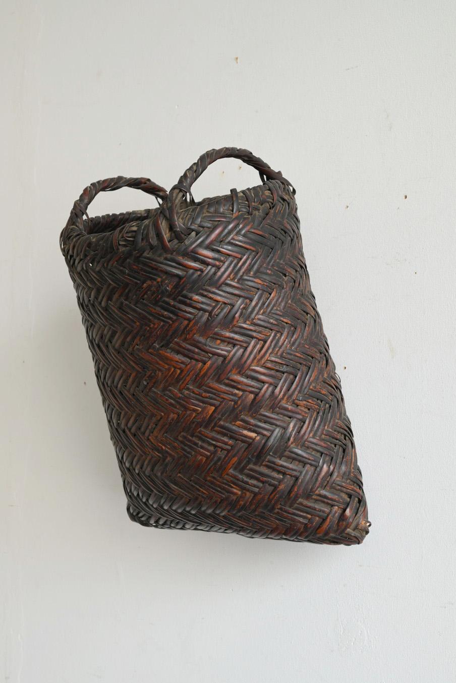 Japanese antique bamboo woven basket/wall hanging vase/1868-1920/Mingei For Sale 3
