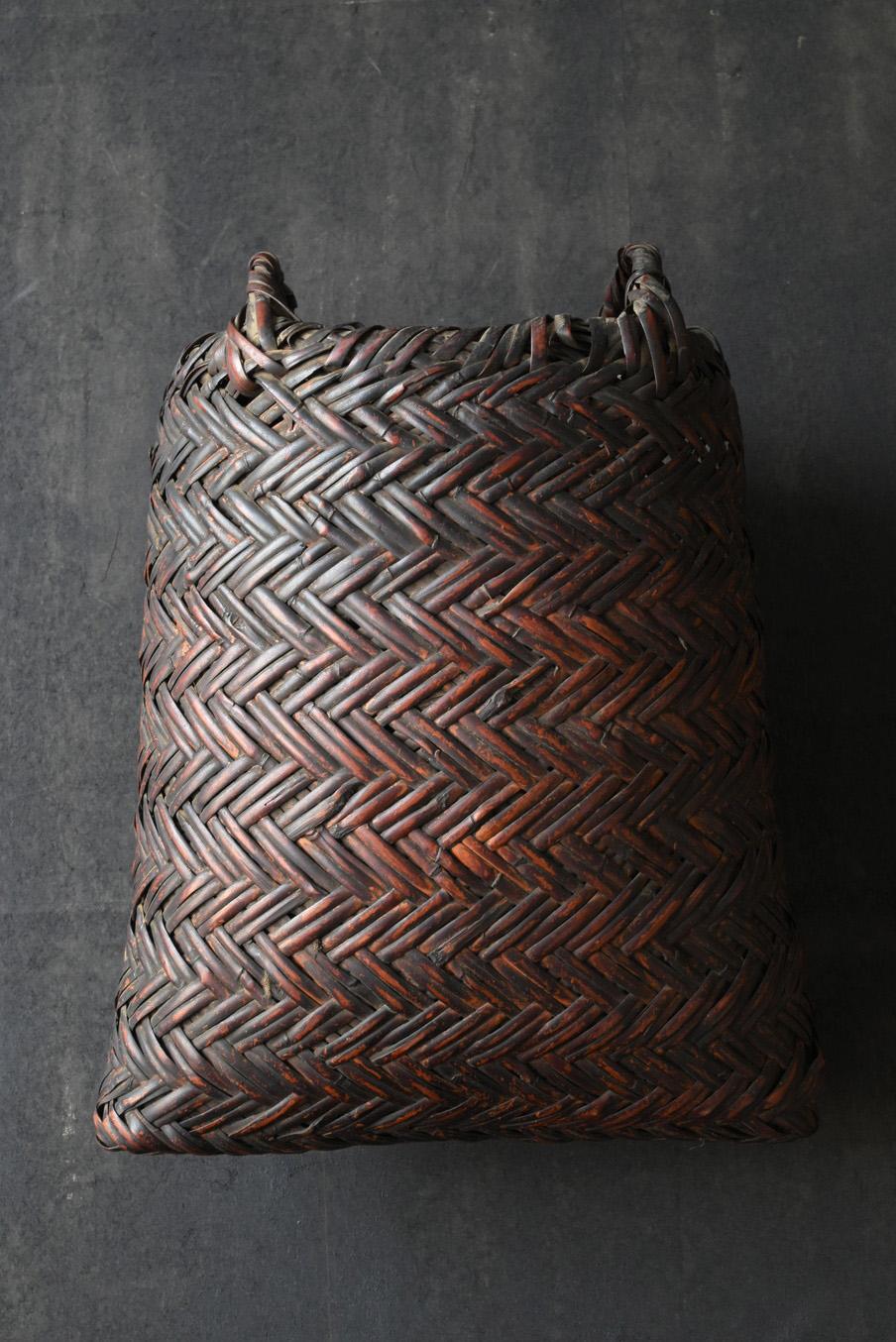 Japanese antique bamboo woven basket/wall hanging vase/1868-1920/Mingei For Sale 5