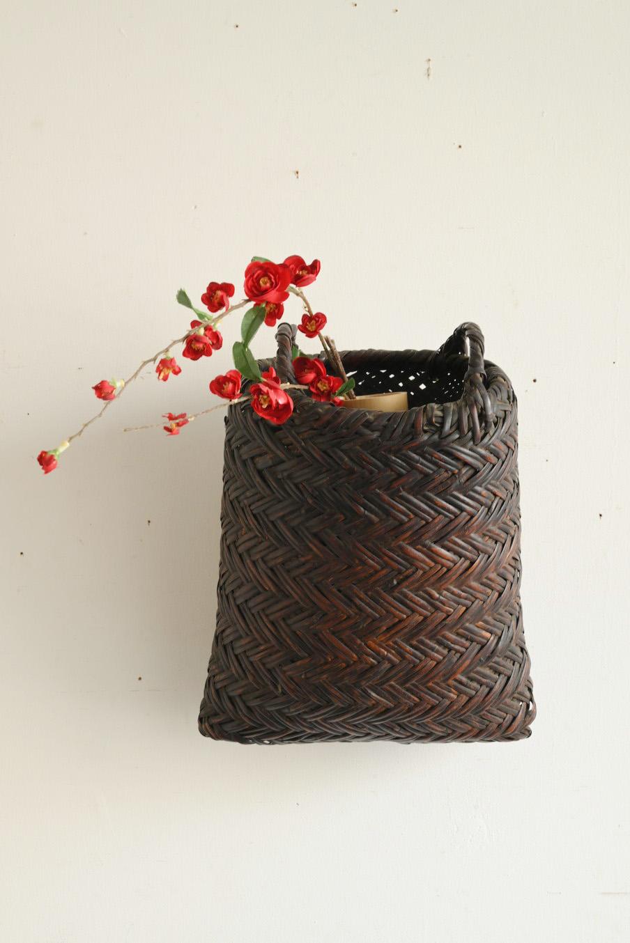 Japanese antique bamboo woven basket/wall hanging vase/1868-1920/Mingei For Sale 12