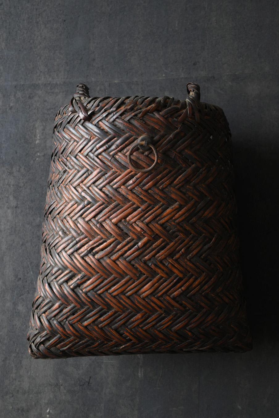 Bambou Vase japonais ancien en bambou tissé/accroché à une paroi/1868-1920/Mingei en vente