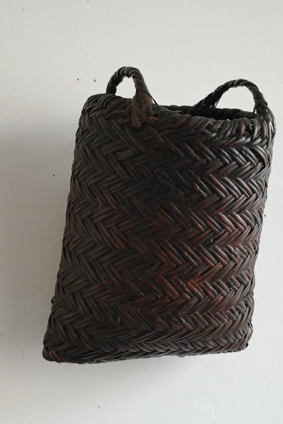 Japanese antique bamboo woven basket/wall hanging vase/1868-1920/Mingei For Sale 2