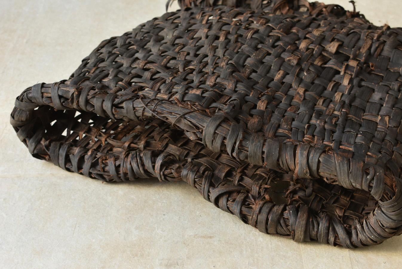 Japanese antique basket woven with grape vines/1868-1920/Vase on the wall/mingei For Sale 3