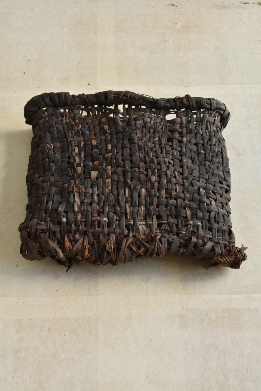 Japanese antique basket woven with grape vines/1868-1920/Vase on the wall/mingei In Good Condition For Sale In Sammu-shi, Chiba