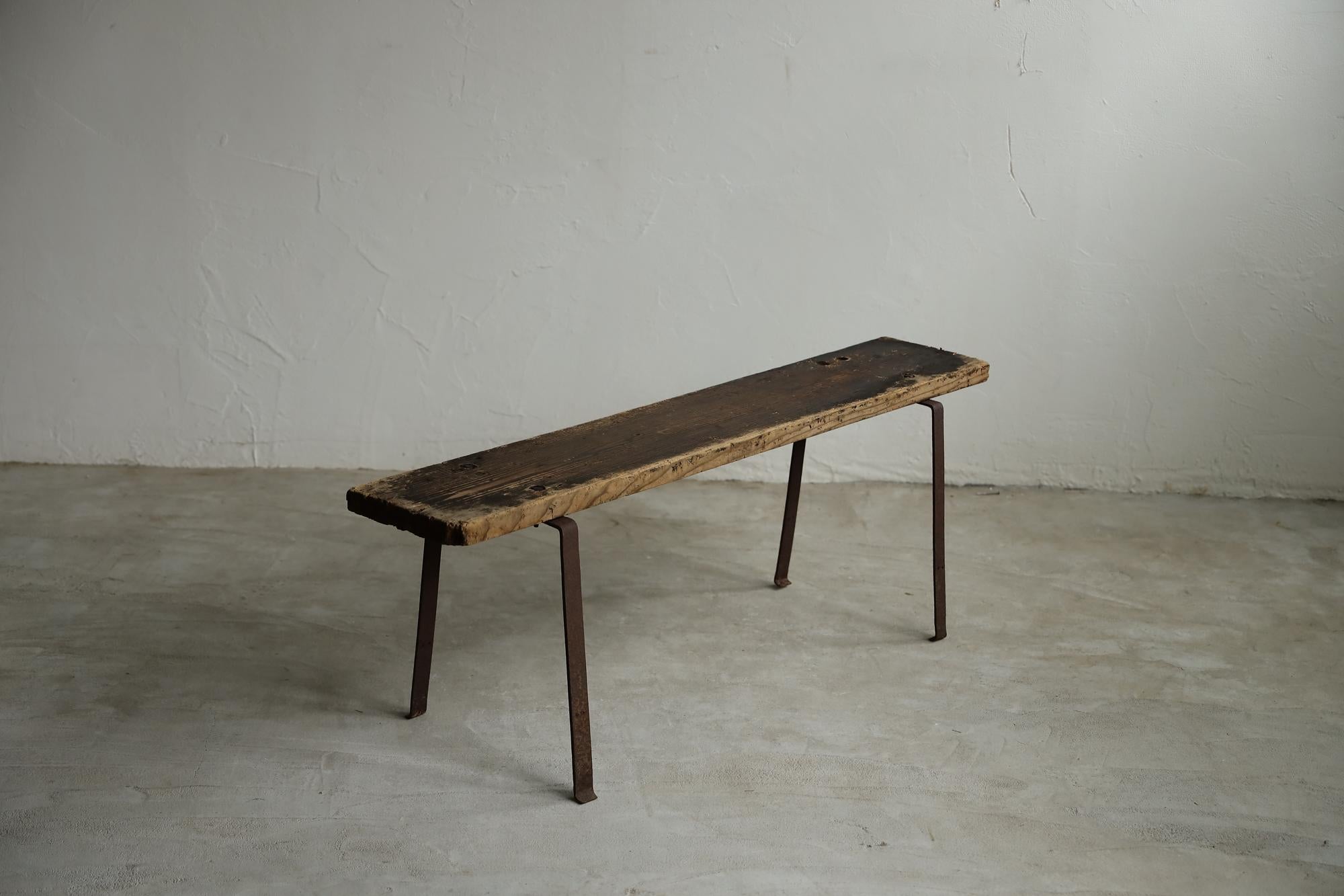 Voici notre banc japonais antique, une pièce remarquable qui incarne la beauté sereine du wabi-sabi. Ce banc permet d'apprécier l'harmonie de l'imperfection et le passage du temps.

Les pieds sont en fer et, au fil des ans, ils ont développé une