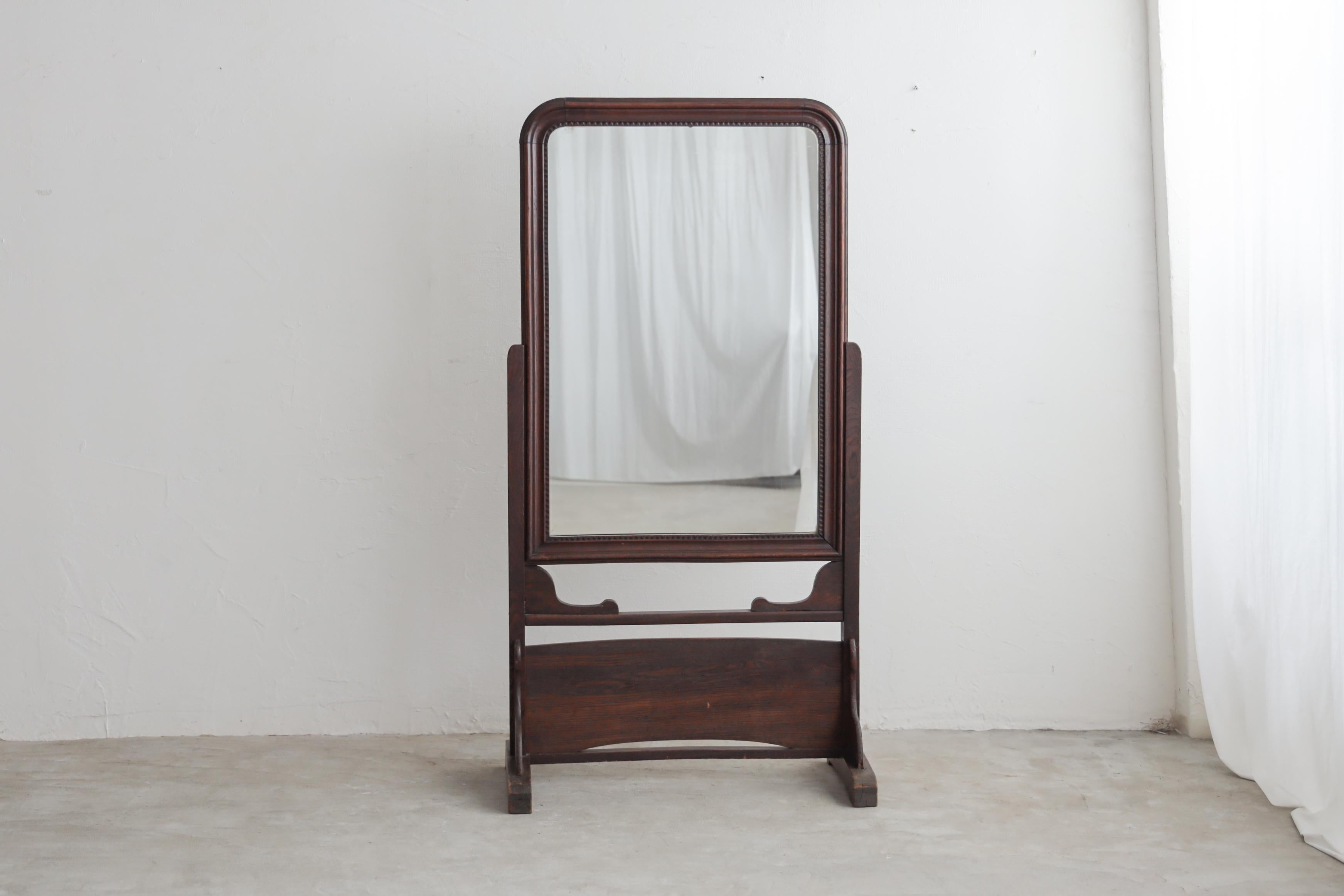 Il s'agit d'un miroir japonais antique en bois.
Il s'agit d'un très grand miroir.

La surface du miroir est dans son état d'origine.
Le cadre est fabriqué selon des techniques japonaises traditionnelles.
Le cadre est orné de décorations japonaises
