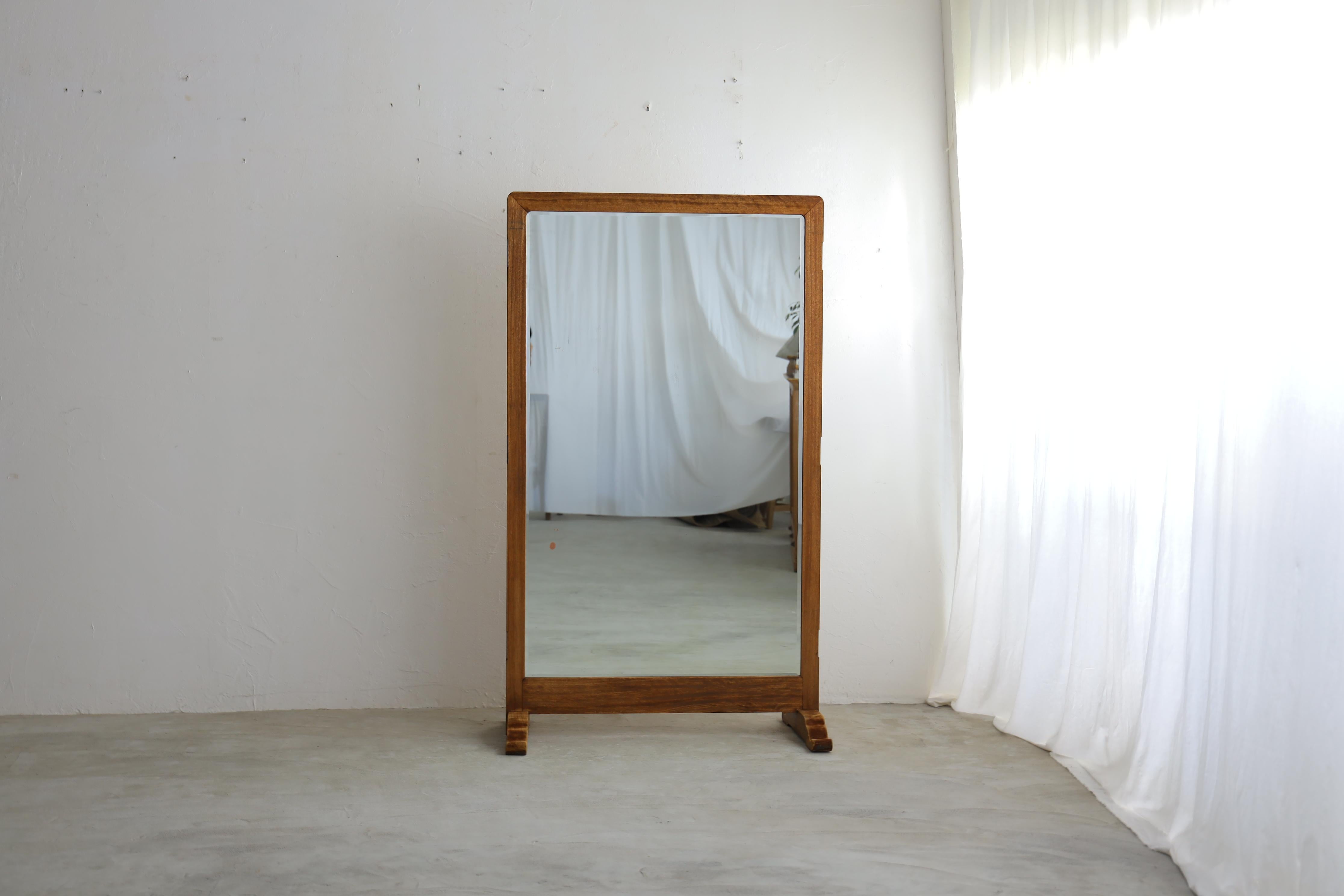 Un très grand miroir en pied.

Un miroir de cette taille est rare parmi les antiquités japonaises.

Il s'agit d'une pièce magnifique dont le design évoque l'atmosphère japonaise typique de la période Taisho et dont la couleur claire mais riche a