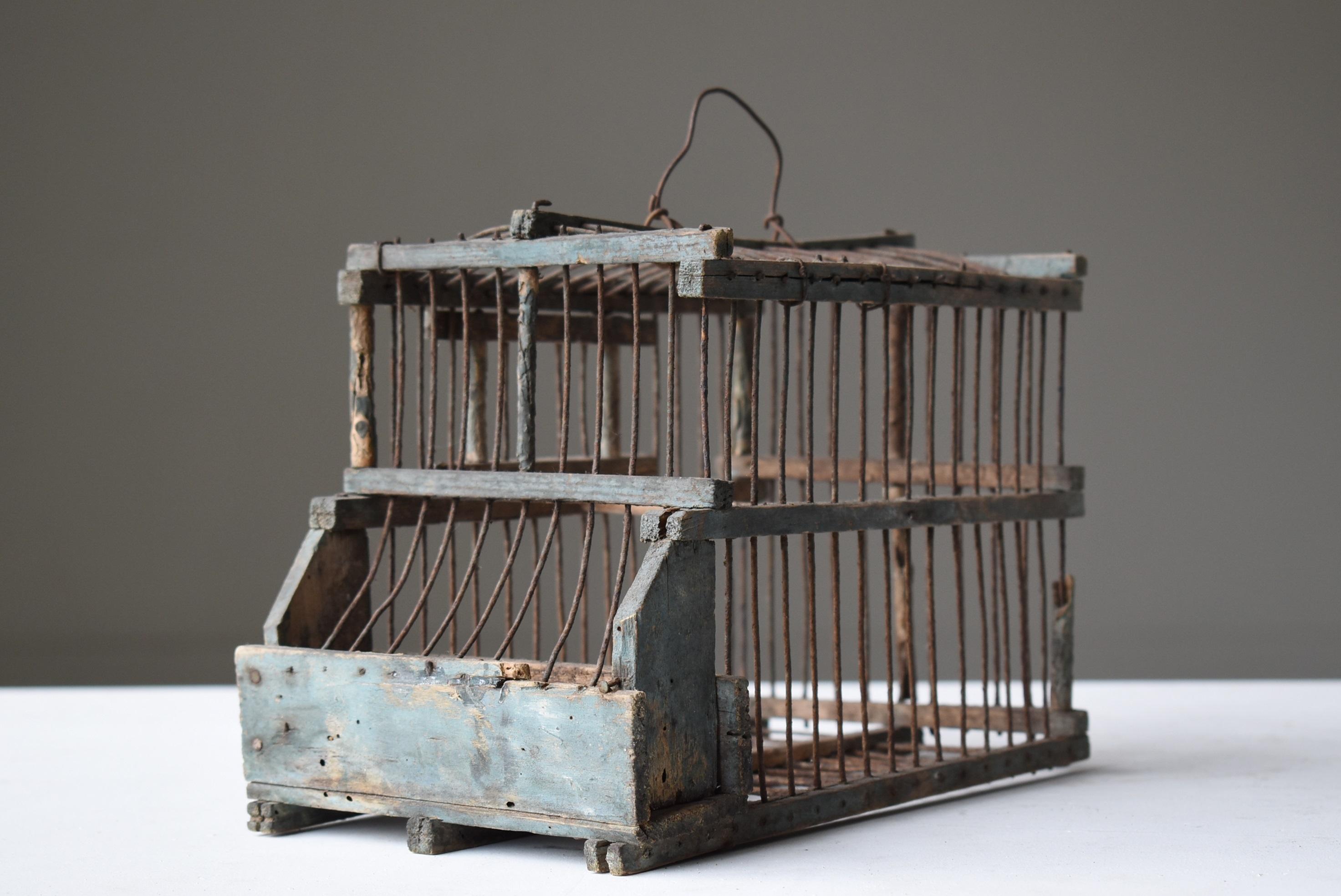 It is an old Japanese birdcage.
It is a product of the Meiji period (1860s-1920s).

It is assembled of wood and iron wire.
It's a very unique item.
It is a miracle that this remains.

Weight 500 kg.