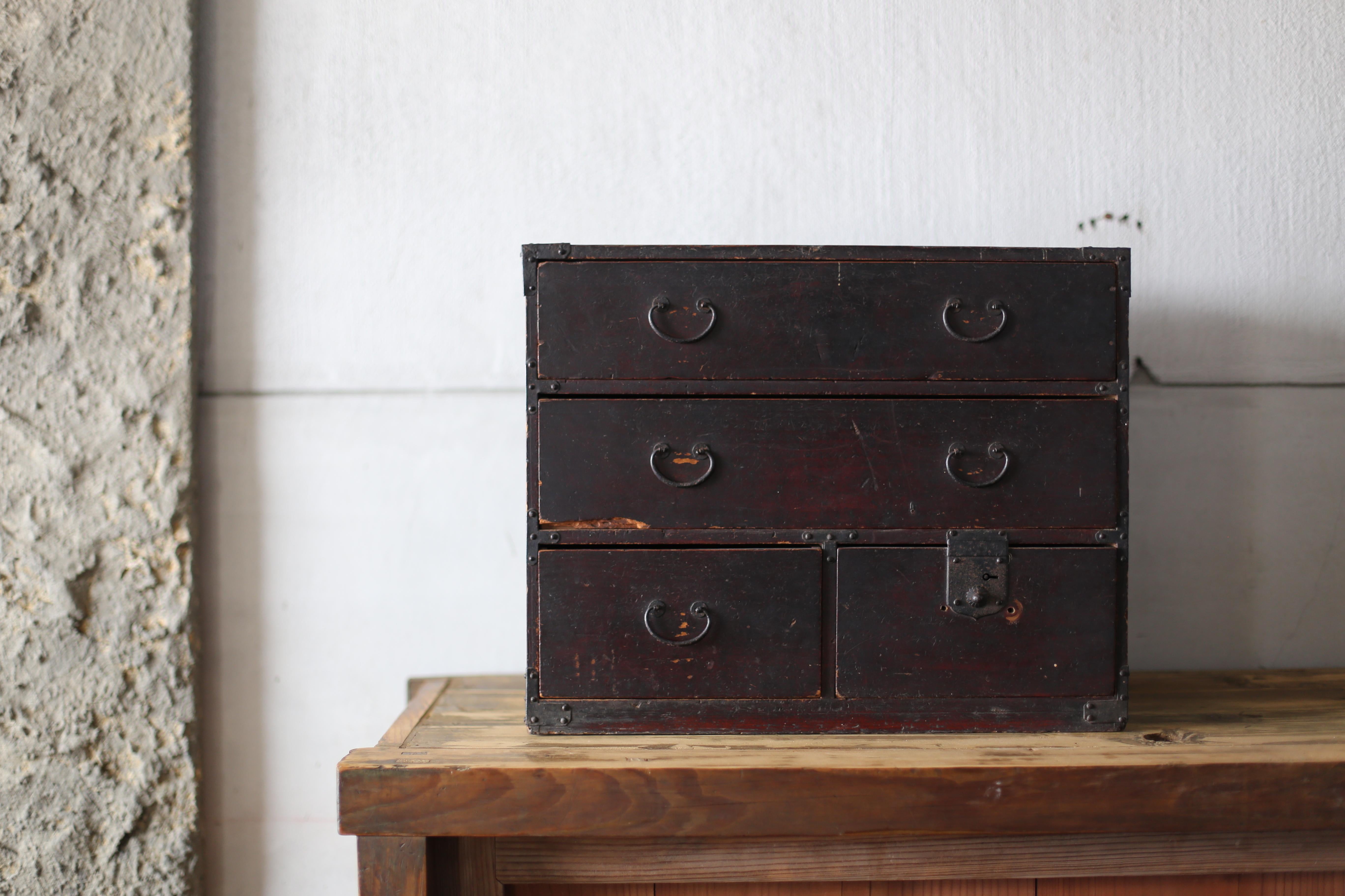Very old Japanese drawer storage.
The furniture is from the Meiji period (1860s-1900s).
The main material is cedar wood.
The handles are made of iron.

The design is ultimately simple and lean.
It is characterized by a uniquely Japanese