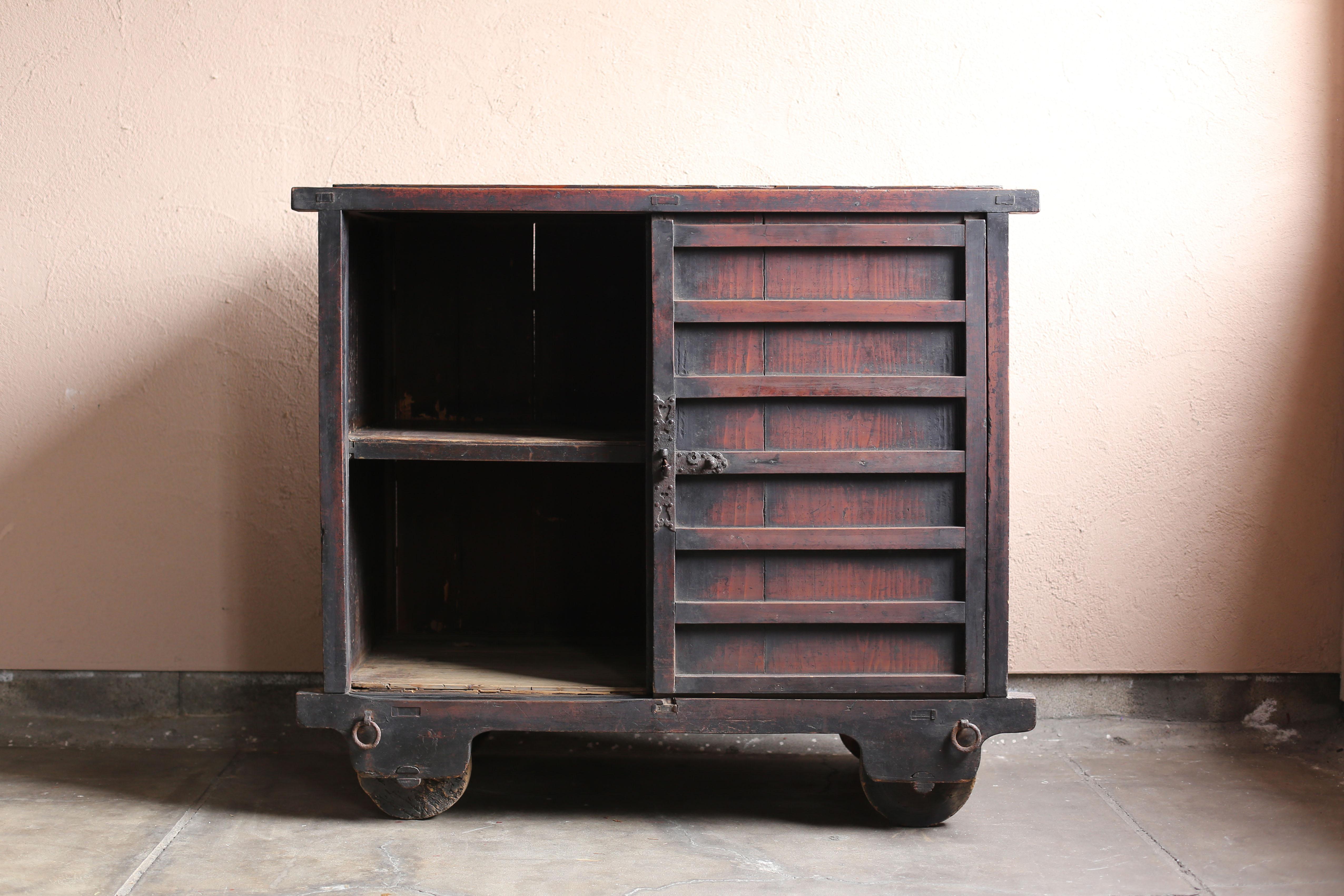 BK Antiques giapponese, enorme Tansu 1800s-1860s / Armadietto Credenza Wabi Sabi In condizioni buone in vendita a Sammu-shi, Chiba