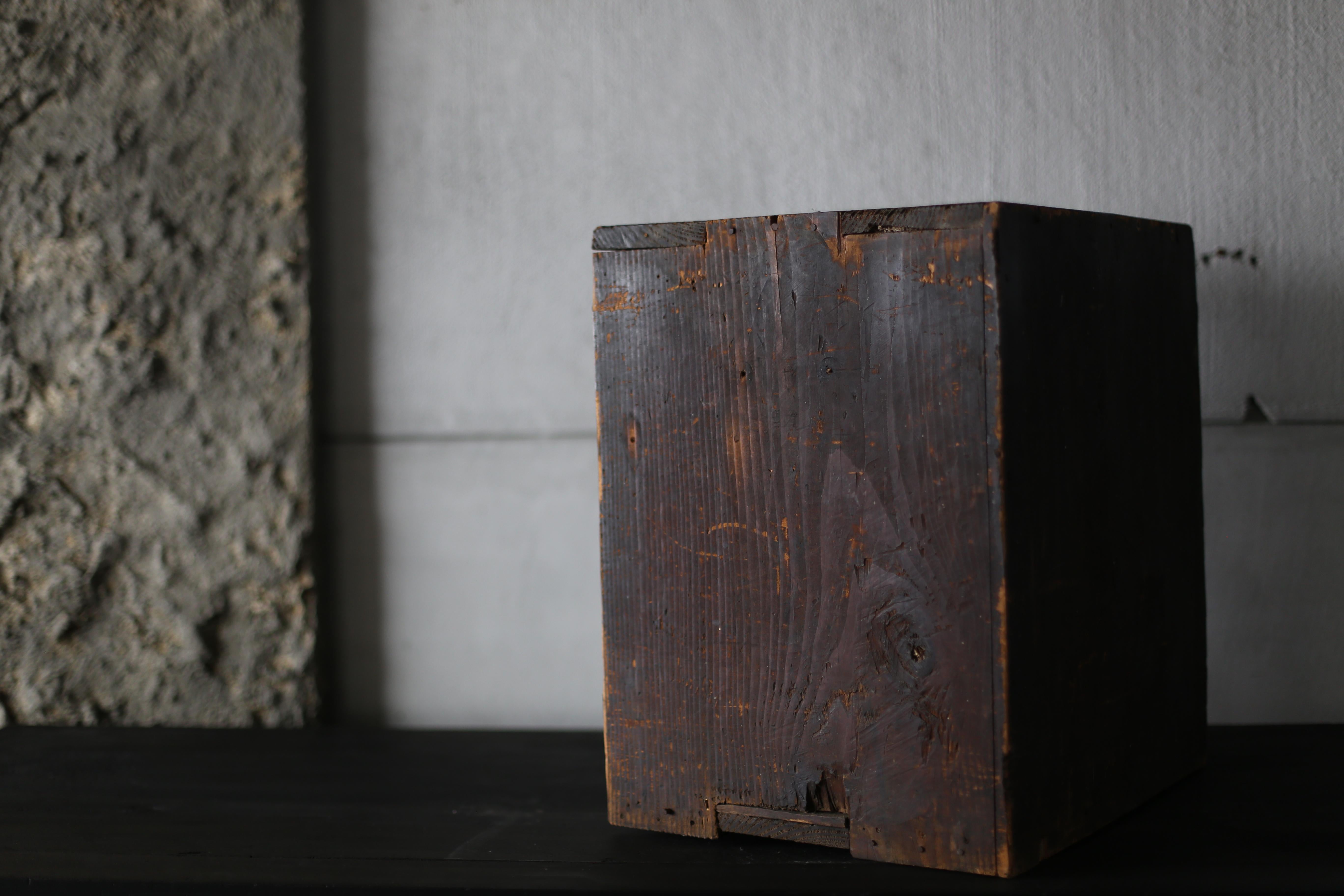 Japanische Antiquitäten BK Kleine Schublade 1860er-1900er Jahre / Tansu Lagerung Wabisabi (Zedernholz) im Angebot