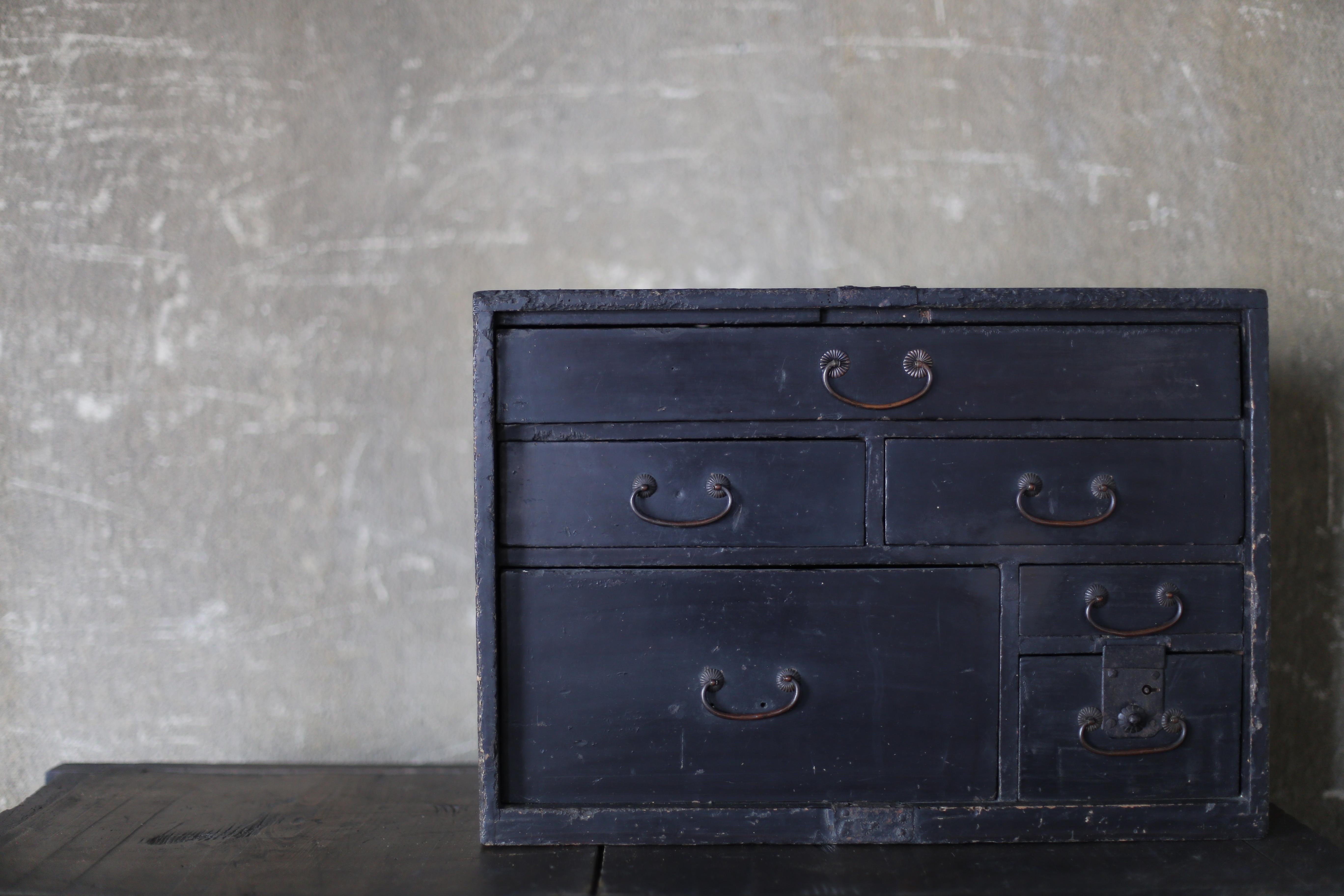 This is a very old black-lacquered drawer storage unit made in Japan.
Judging from the handle design, it appears to date from the Meiji period. It is very old.
It comes with a lock. The lock works.
It is made of cedar.

The design is simple and