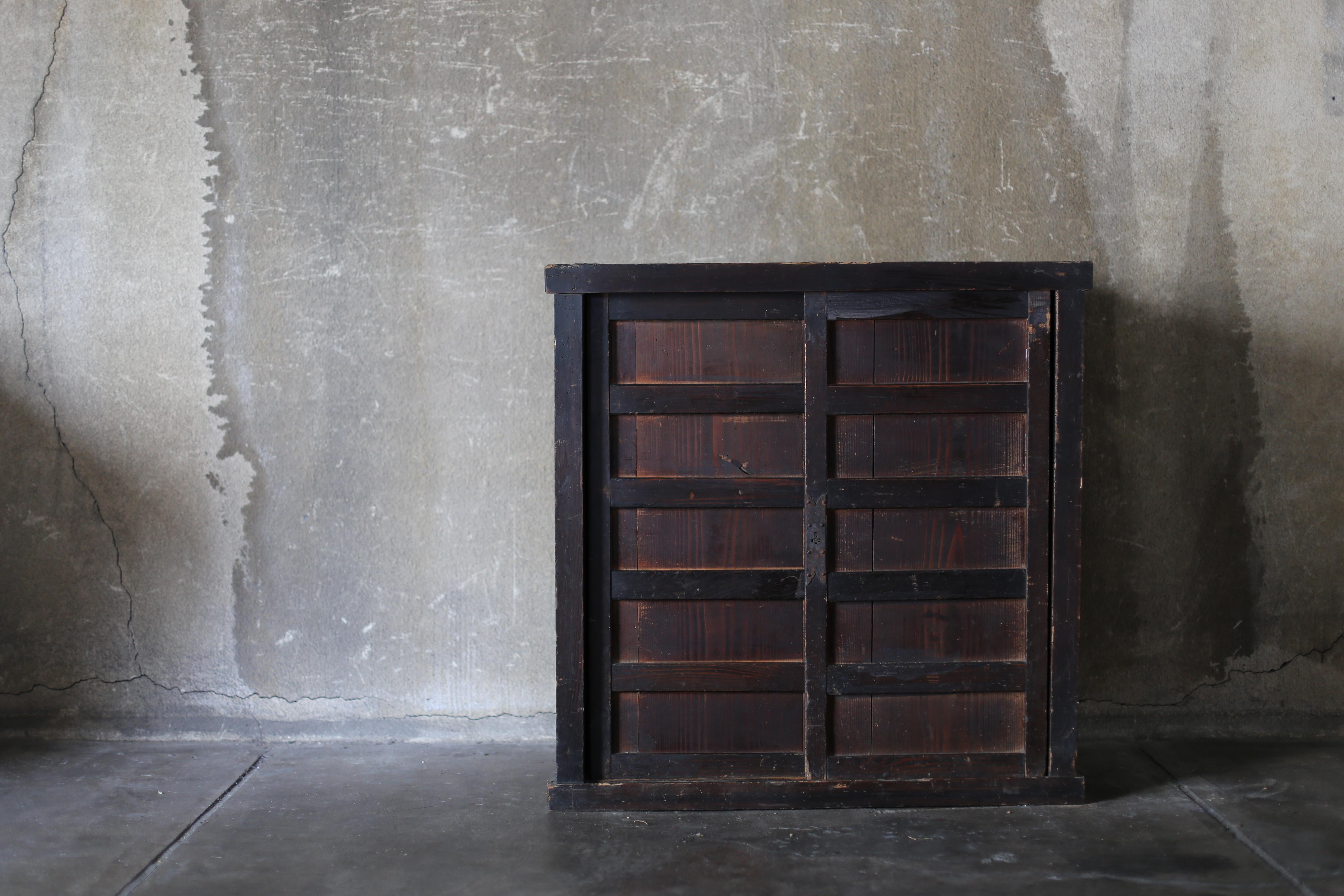 This chest of drawers is one of a set of three used in the same old Japanese house.
Judging from its current condition, it appears to be quite old. It is in all original condition.

The rails show signs of considerable age, but the doors still move